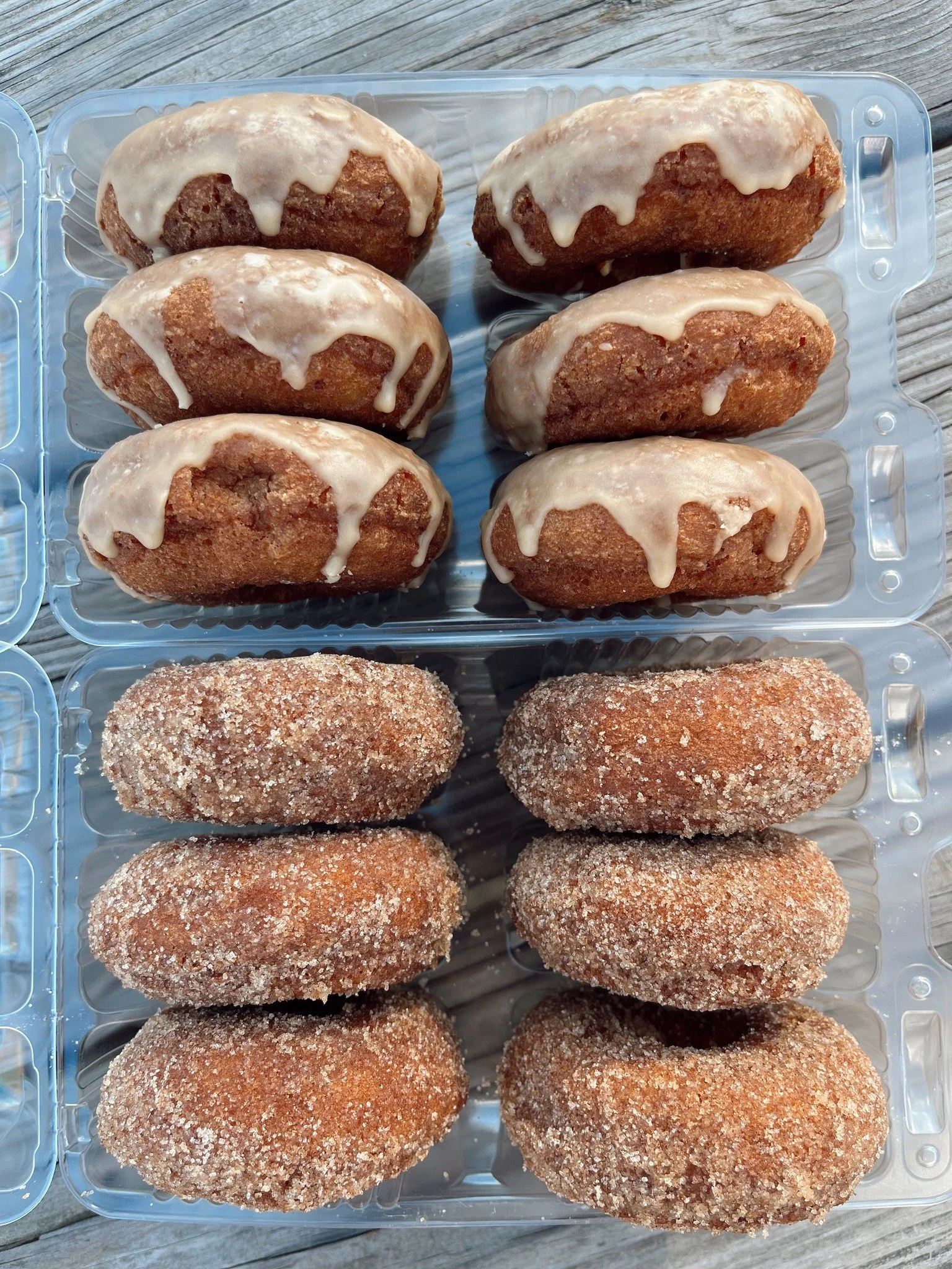 Have you tasted our Apple Cider Donuts with caramel glaze? 🍩🍎 Deliciously comforting and classic: you'll have to tell us your favorite!