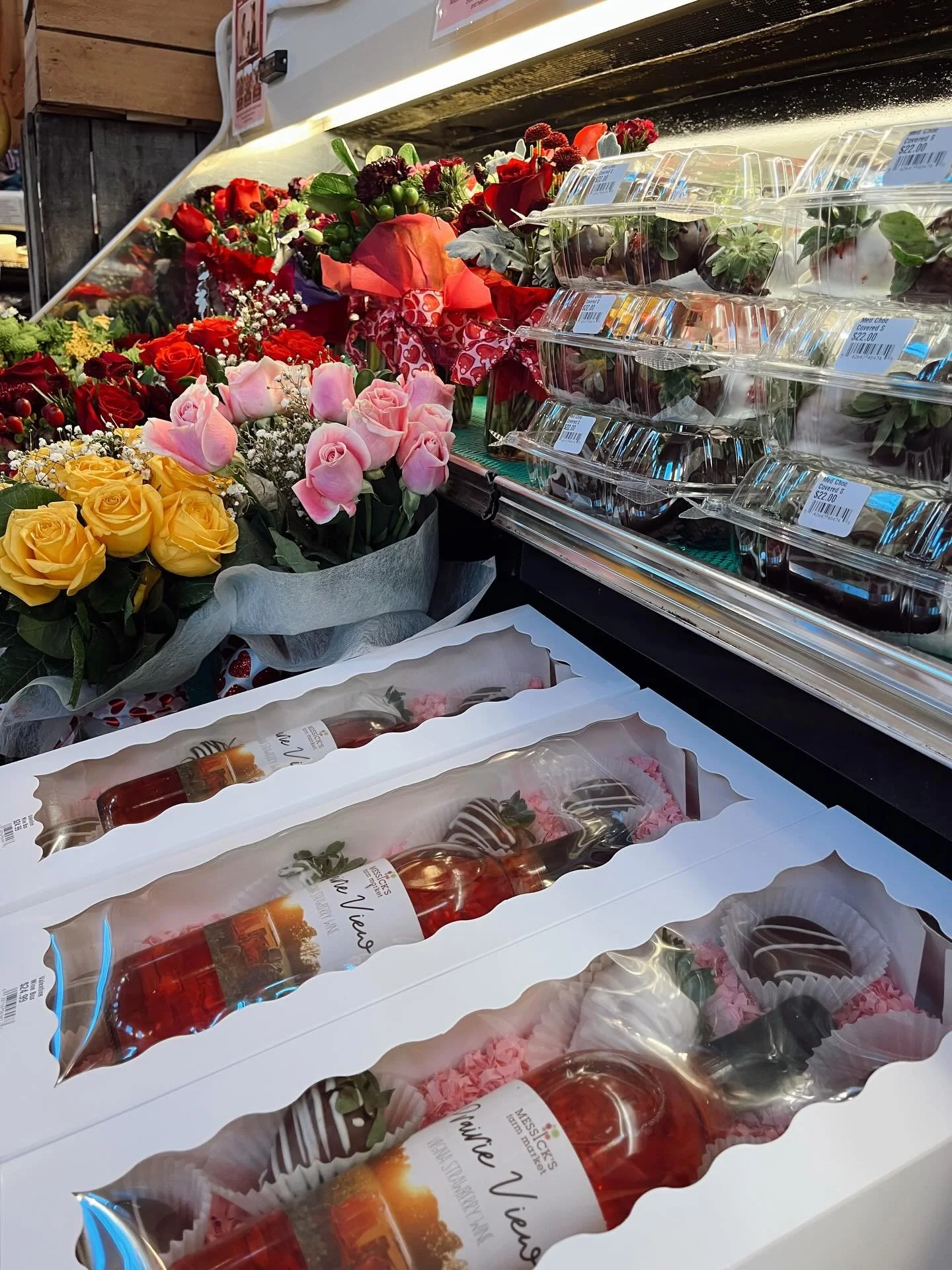 Love is in the air! 💝 Come and grab a gift for your Valentine! Chocolate strawberries, flower bouquets, and specialty boxes are now available!