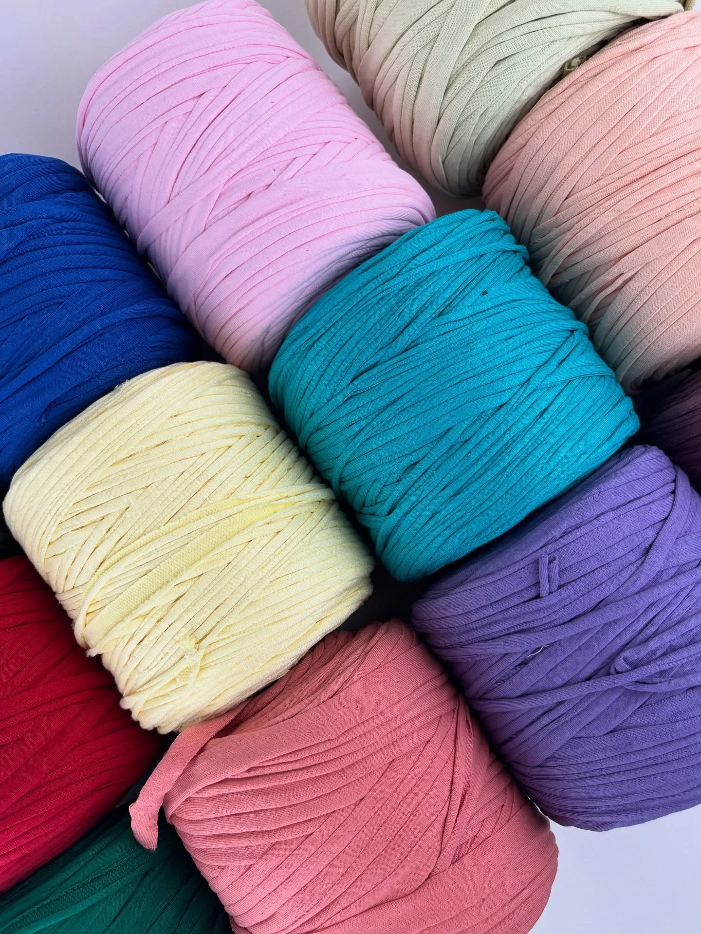 4 days, 375+ colours and over 1000 photos later. the restock shoot is done.
the @loosendsyarn restock drops 10/14 @ 11am ET, with early access on 10/13 for Thread Collective members. link in bio to join<3
#photoshoot #ecommerce #yarn #tshirtyarn