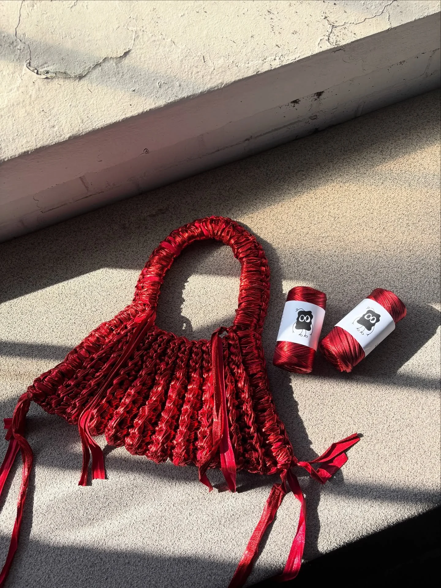 felt cute, might delete later
#duskbag #metallic #metallicyarn #redbag #crochetinspo #shoulderbag