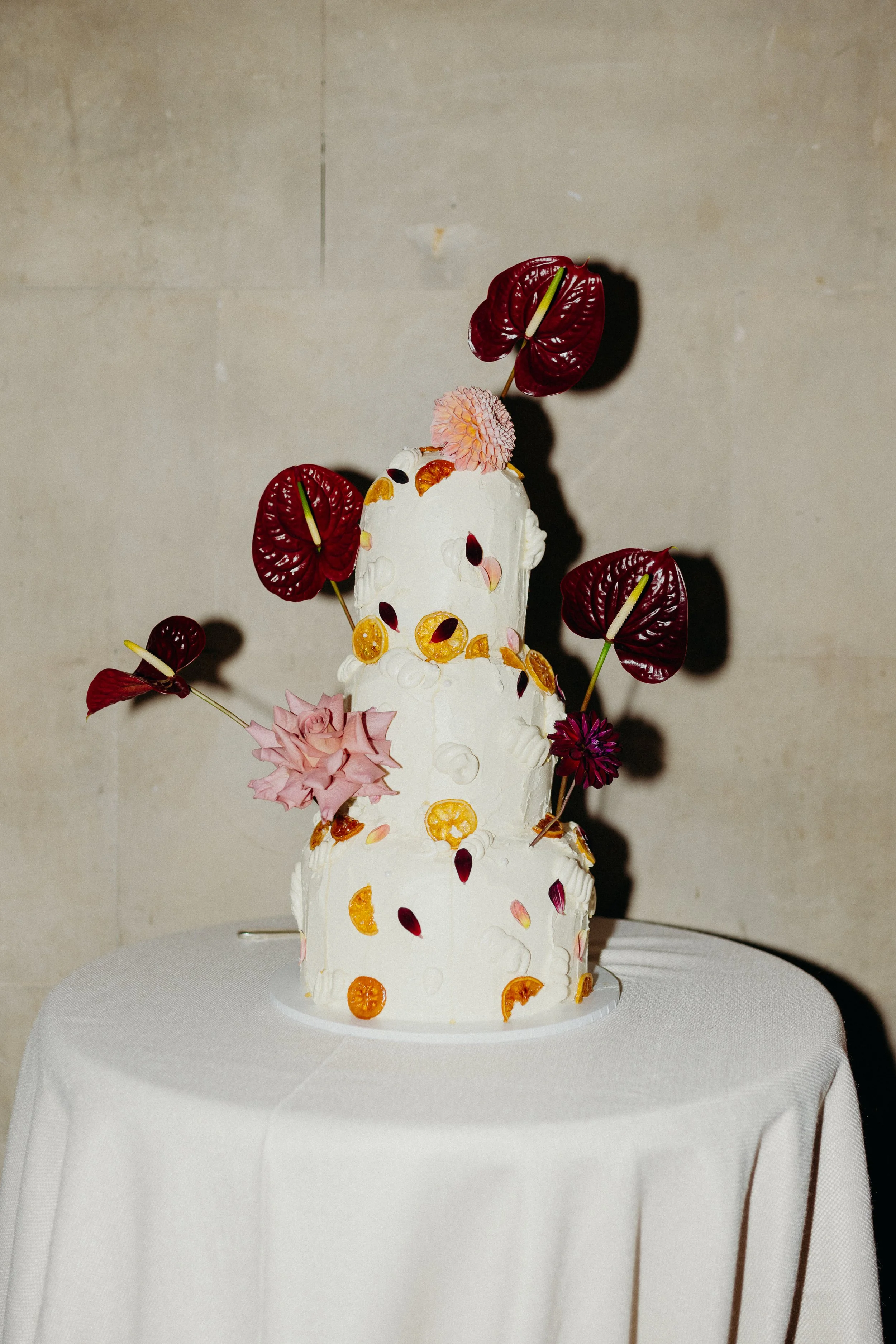 A Sculptural Masterpiece at Ashridge House: Yuliya & Andrew's Bold, Art-Inspired Wedding Cake