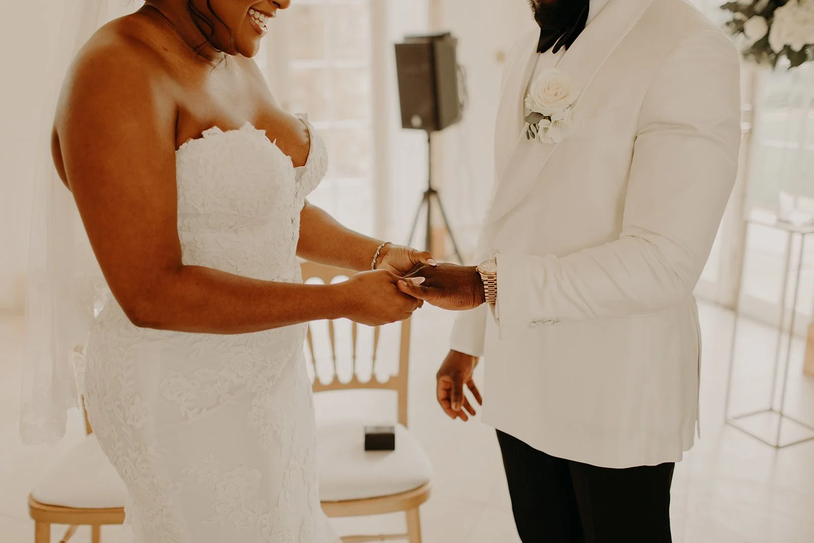What time should my wedding cake be delivered?