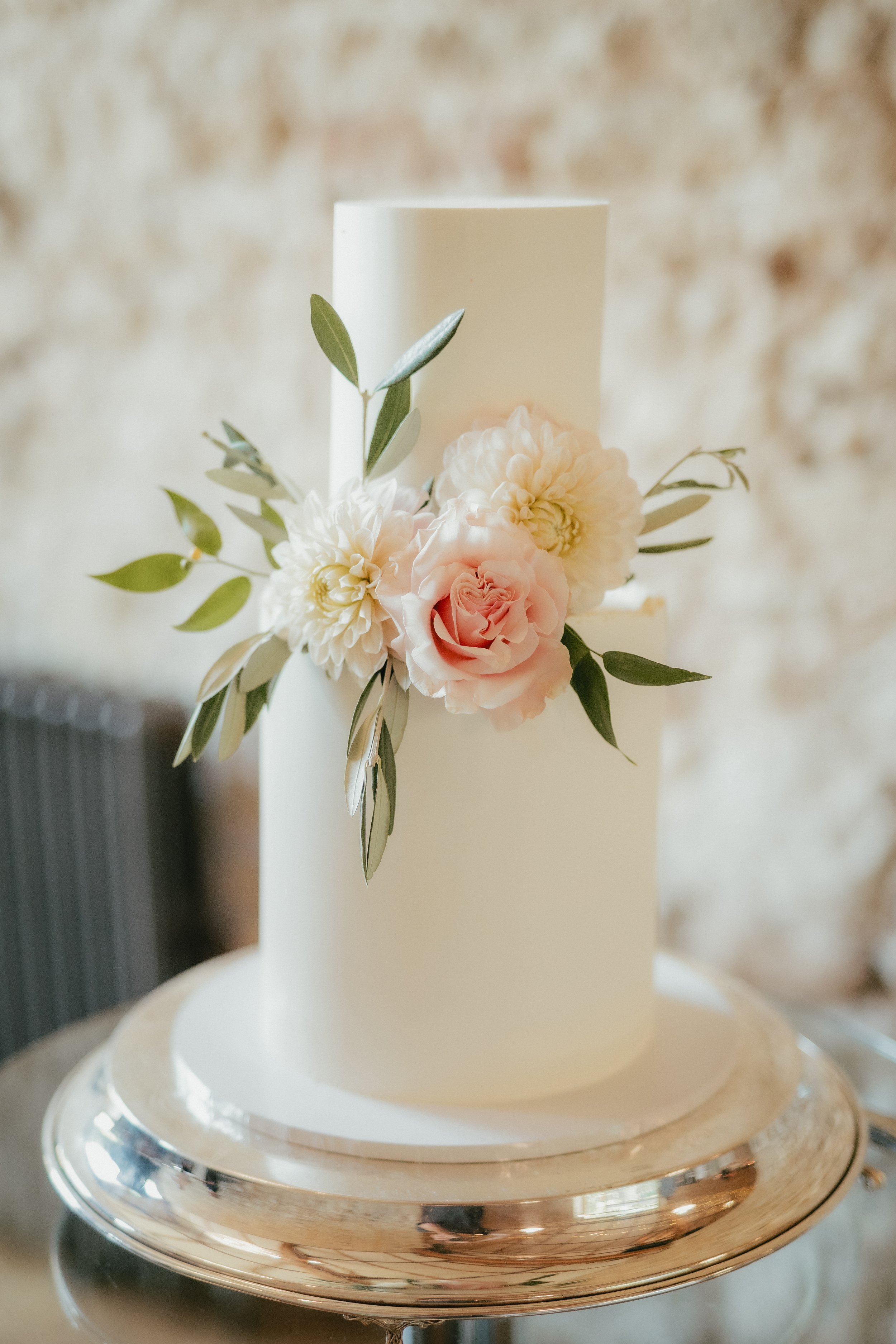notleyabbeybloomandcrumbweddingcakeandRoman-31stAugust2025-JakeBuftonPhotography&film-408.jpg