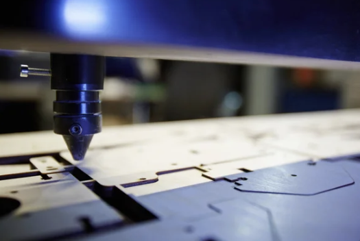 Le bois en découpe laser : pourquoi choisir ce matériau ?