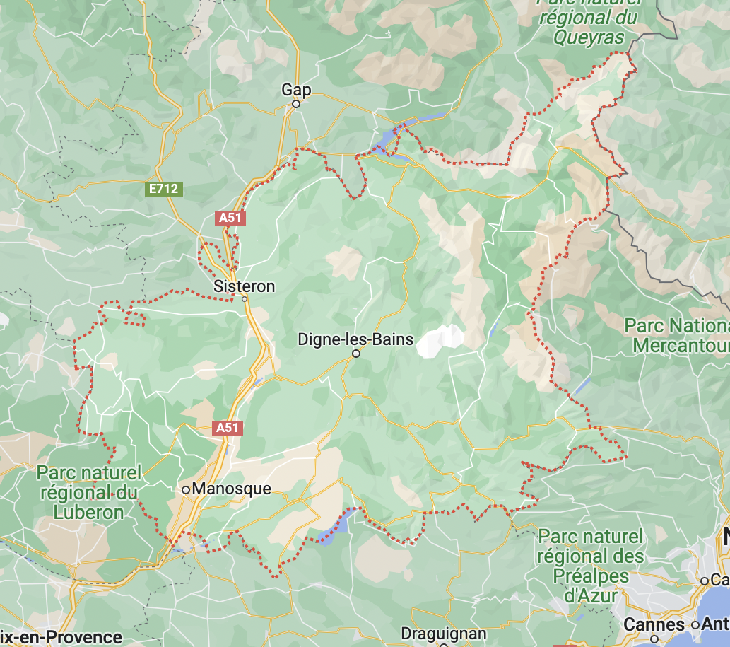 Carte géographique de la région de Sisteron, montrant des parcs naturels régionaux et des routes principales.