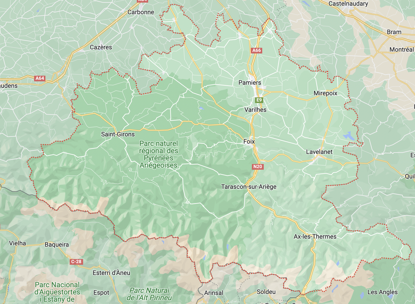 Carte du parc naturel régional des Pyrénées Ariégeoises en Occitanie, France, montrant les villes et routes principales, avec des zones forestières et de montagne.