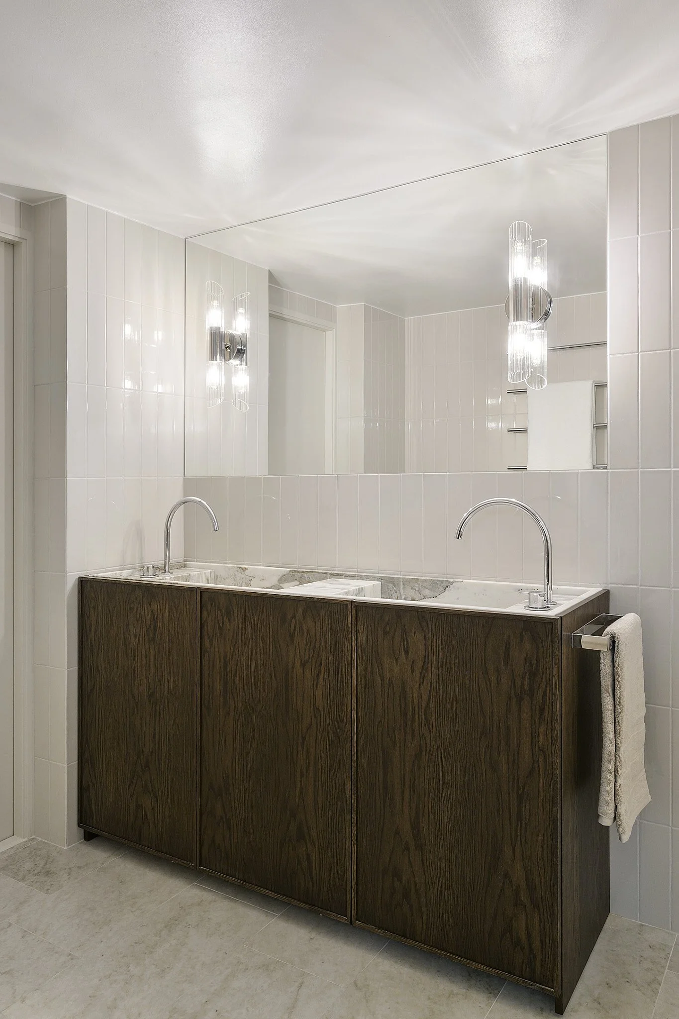 Platsbyggd badrumskommod med dubbelhandfat i marmor och mörkbetsad ek