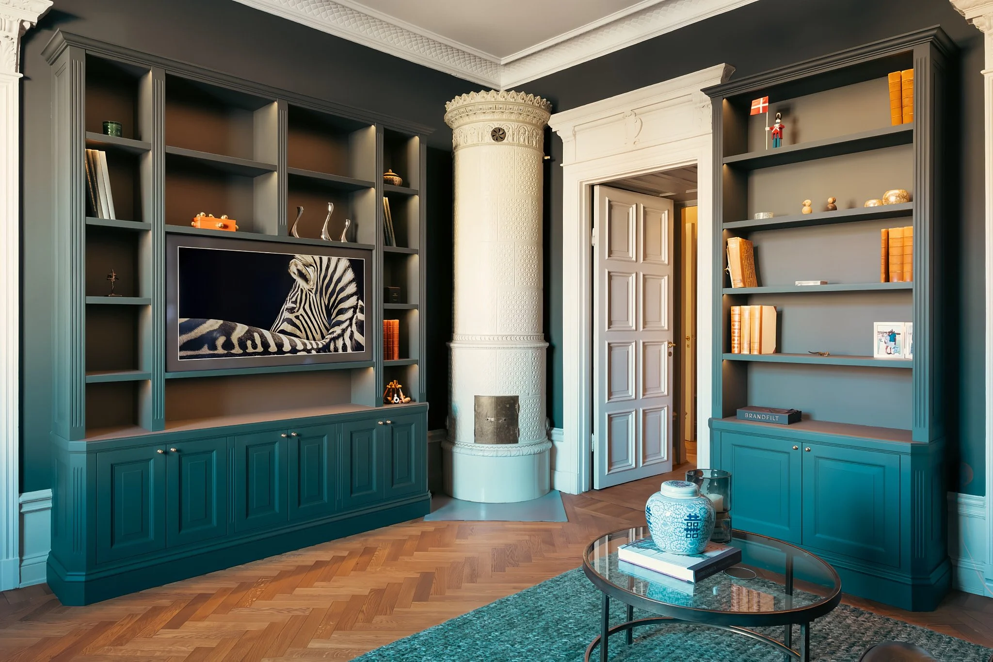 Platsbyggd bokhylla i Östermalm med helhetslösning för vardagsrum i sekelskiftesstil