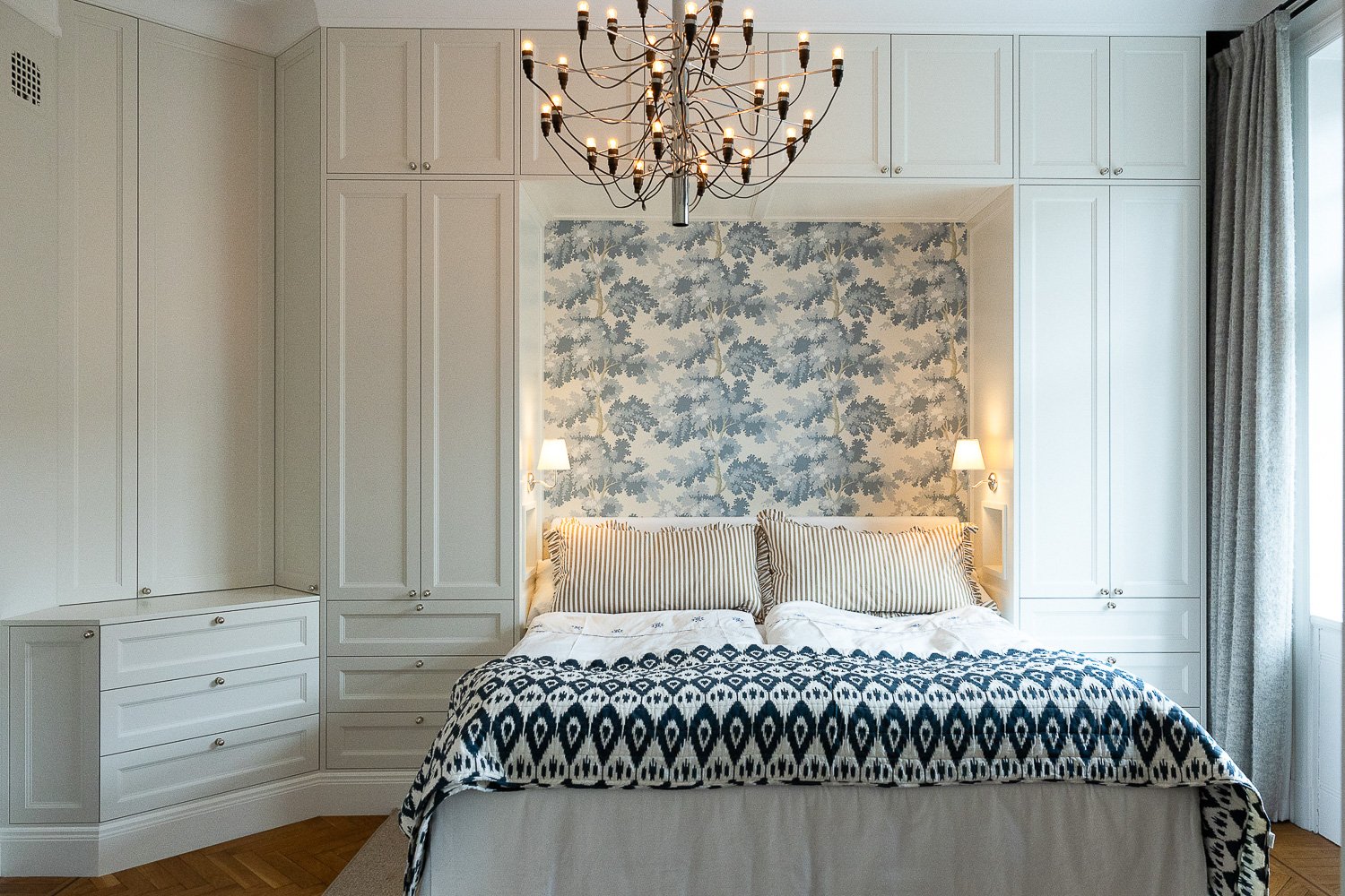 Garderober kring sangvagg med ovanskap – mjuk och inbjudande miljö på Östermalm.