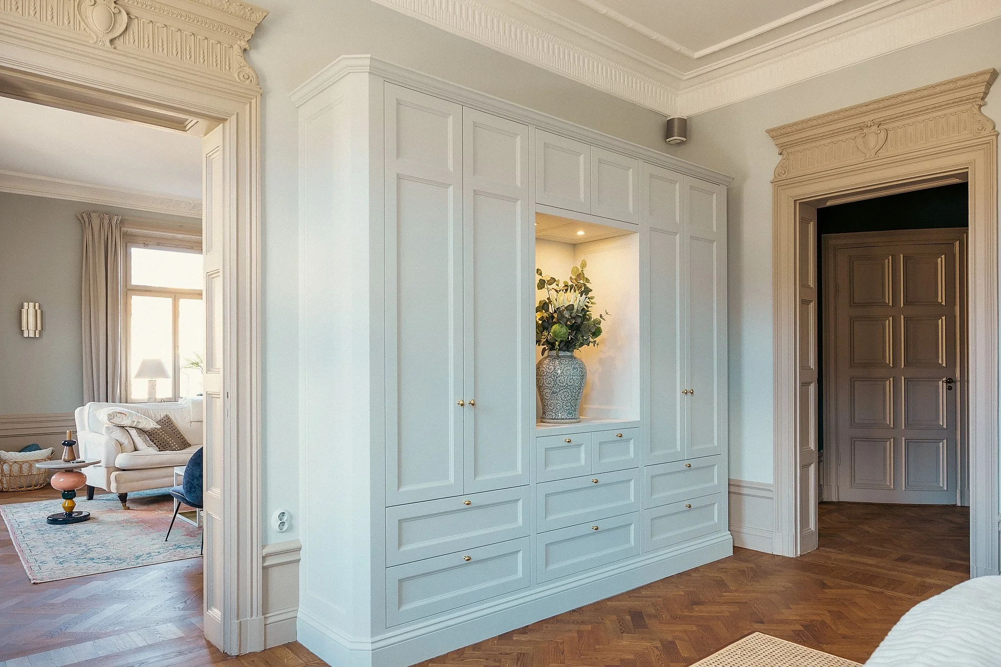 Platsbyggd garderob i sovrum som harmonierar med sekelskifteslägenhetens arkitektur i Stockholm