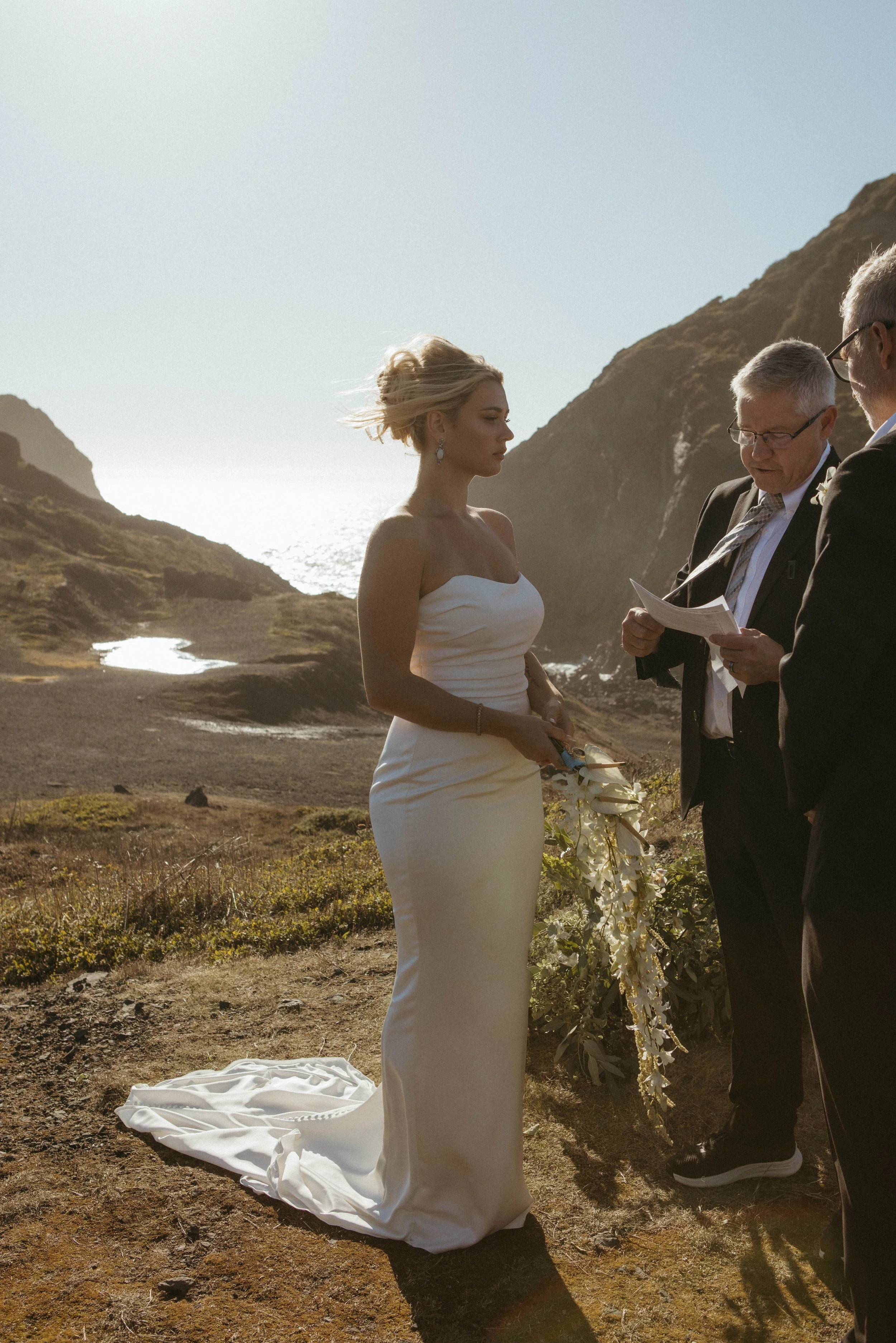 samuel-h-boardman-elopement-wedding-photographer-brookings-oregon-sisters-rock-state-park-tu-tu-tun-lodge-oregon-coast-documentary-wedding-photos-editorial-film-timeless-romantic-adventure-intimate-pnw-portland-bend-seattle-135.jpg