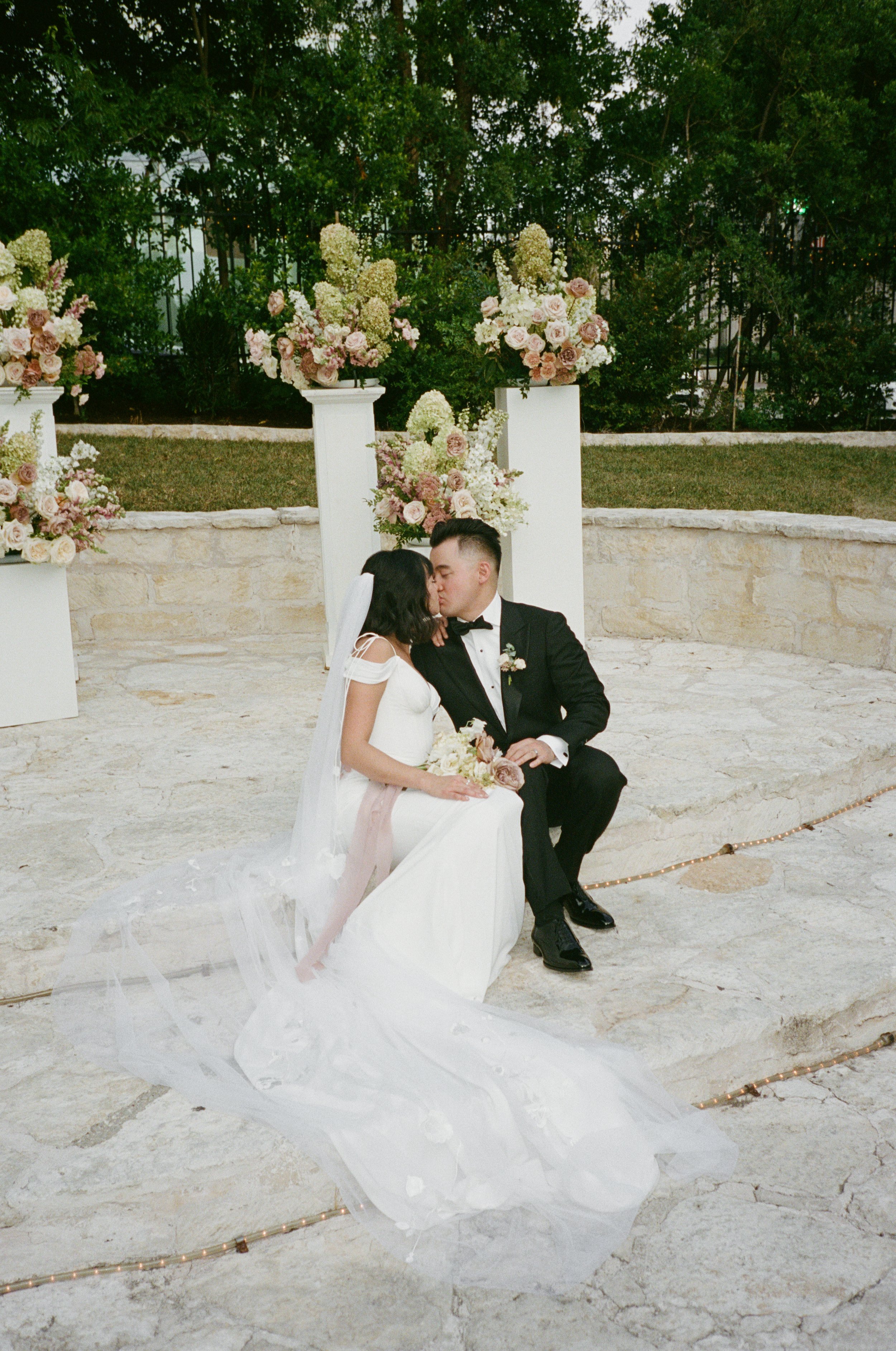The-Allan-House-Wedding-Photographer-Luxury-High-End-Documentary-Candid-Film-Elegant-Timeless-Editorial-Asian-Vietnamese-Modern-Wedding-Pride-Prejudice-Austin-Texas-60.jpg