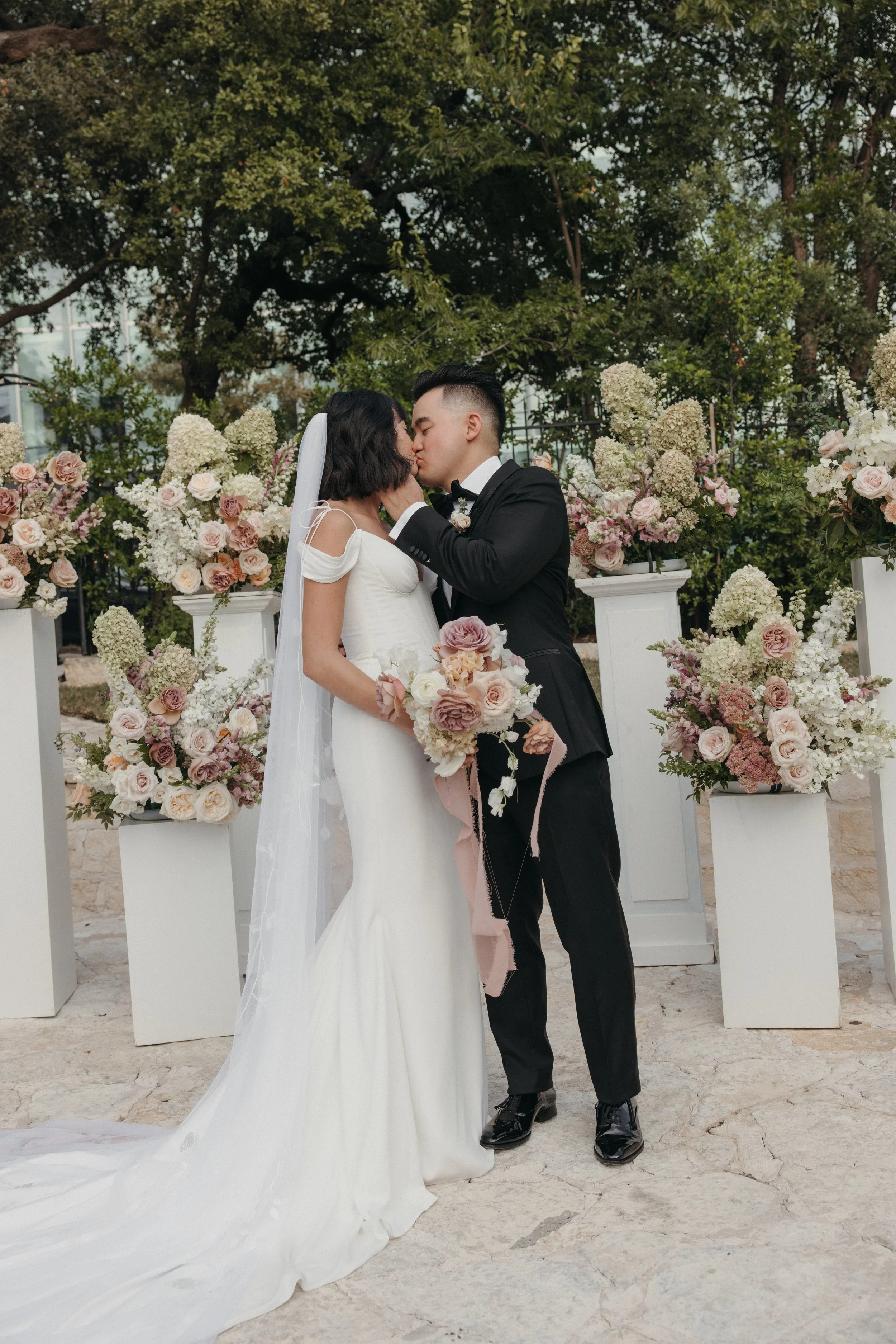 The-Allan-House-Wedding-Photographer-Luxury-High-End-Documentary-Candid-Film-Elegant-Timeless-Editorial-Asian-Vietnamese-Modern-Wedding-Pride-Prejudice-Austin-Texas-58.jpg