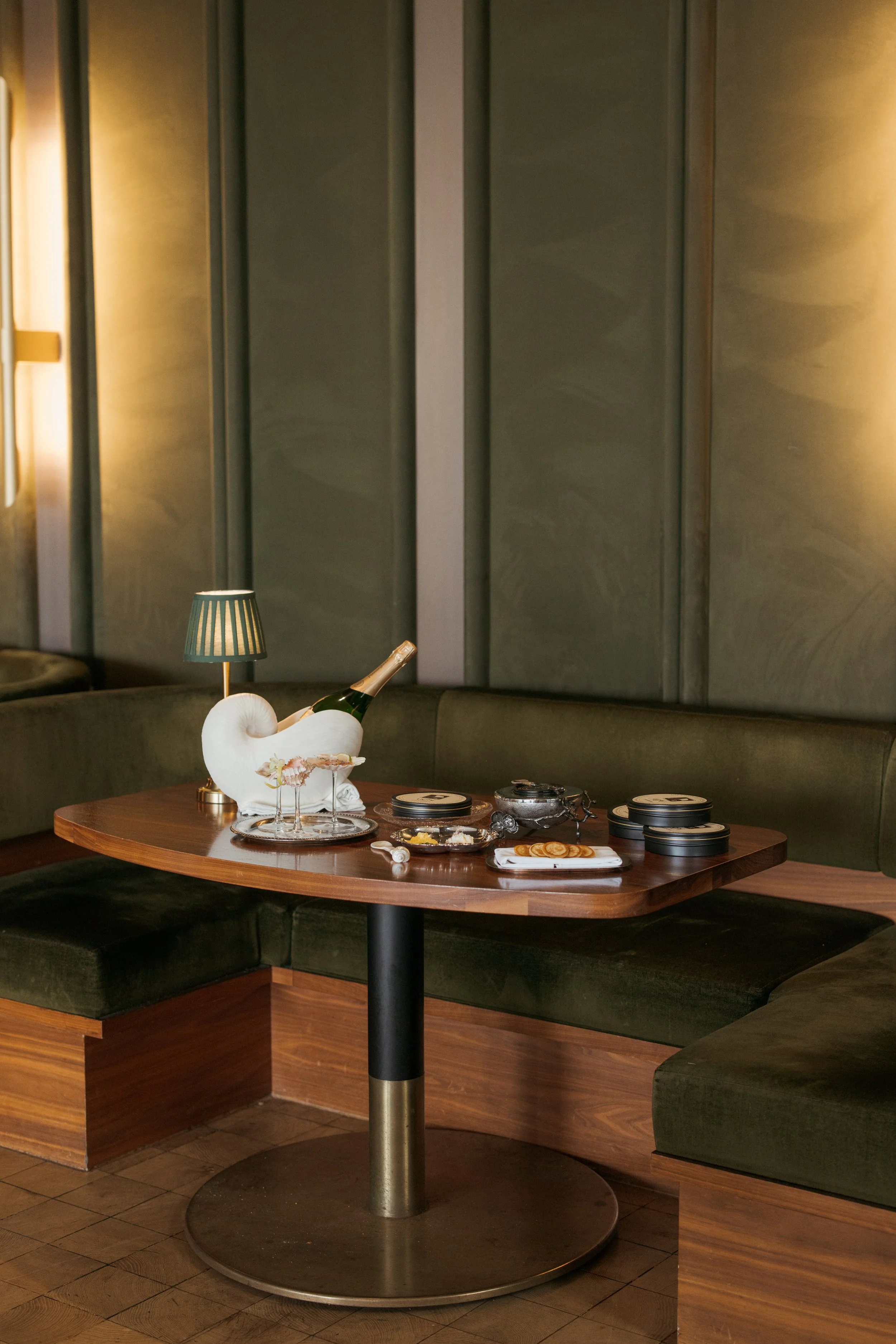 Loren Hotel wedding reception florals by Remi and Gold, Austin Texas — documentary photography by Lauren Nicole Photo