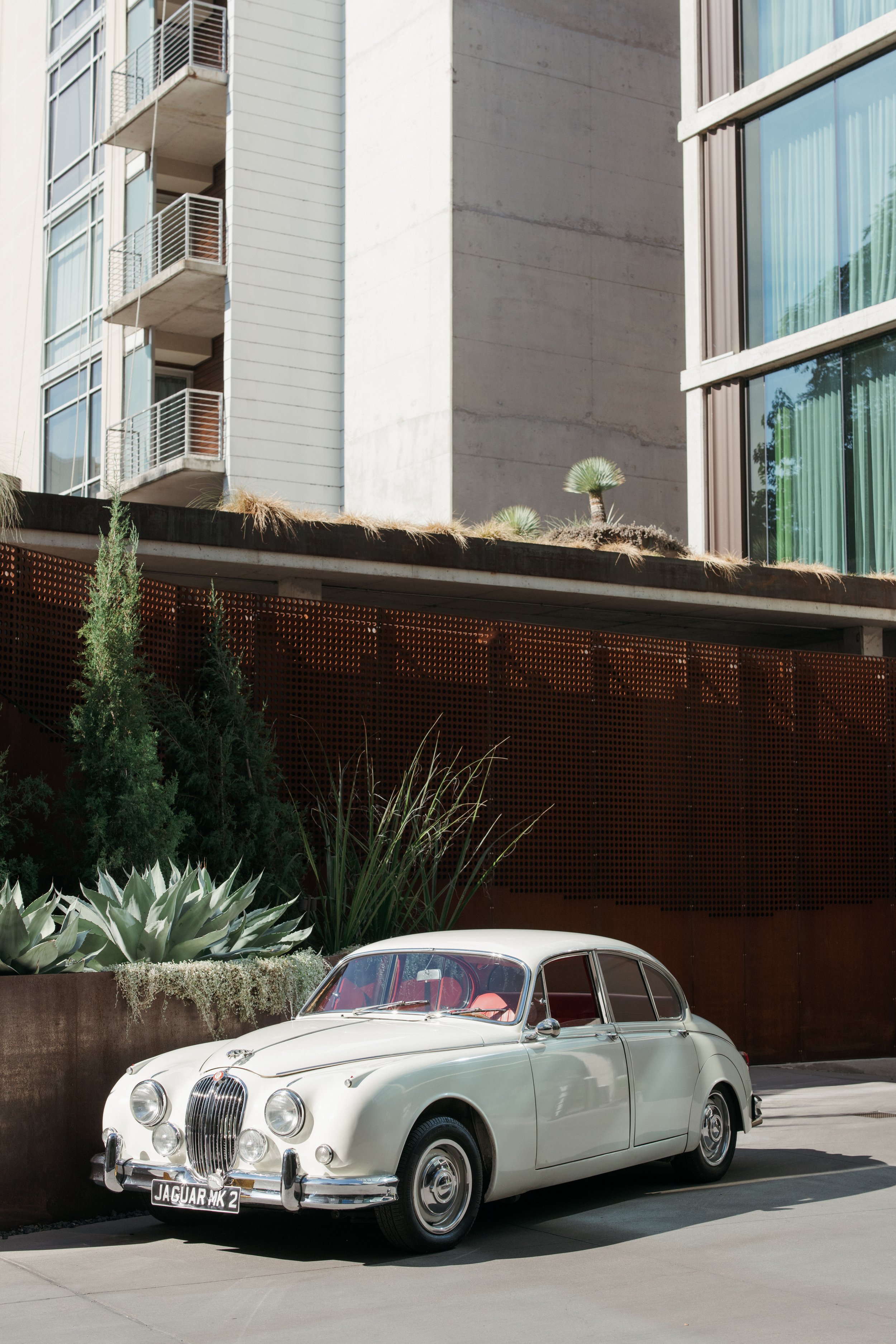 High fashion wedding at The Loren Hotel Austin Texas — K Laine Co, Remi and Gold florals, editorial photography by Lauren Nicole Photo