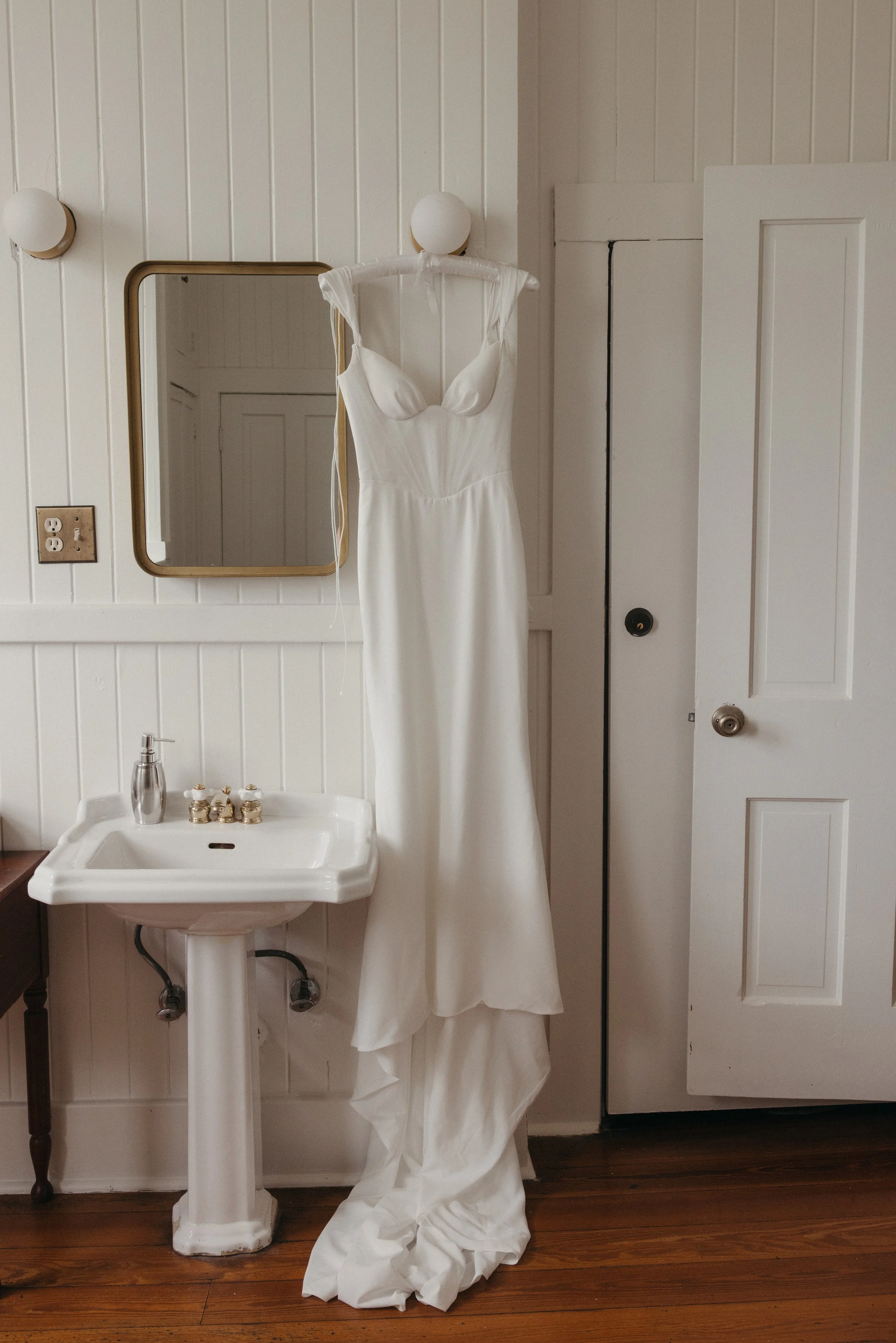 The-Allan-House-Wedding-Photographer-Luxury-High-End-Documentary-Candid-Film-Elegant-Timeless-Editorial-Asian-Vietnamese-Modern-Wedding-Pride-Prejudice-Austin-Texas-04.jpg