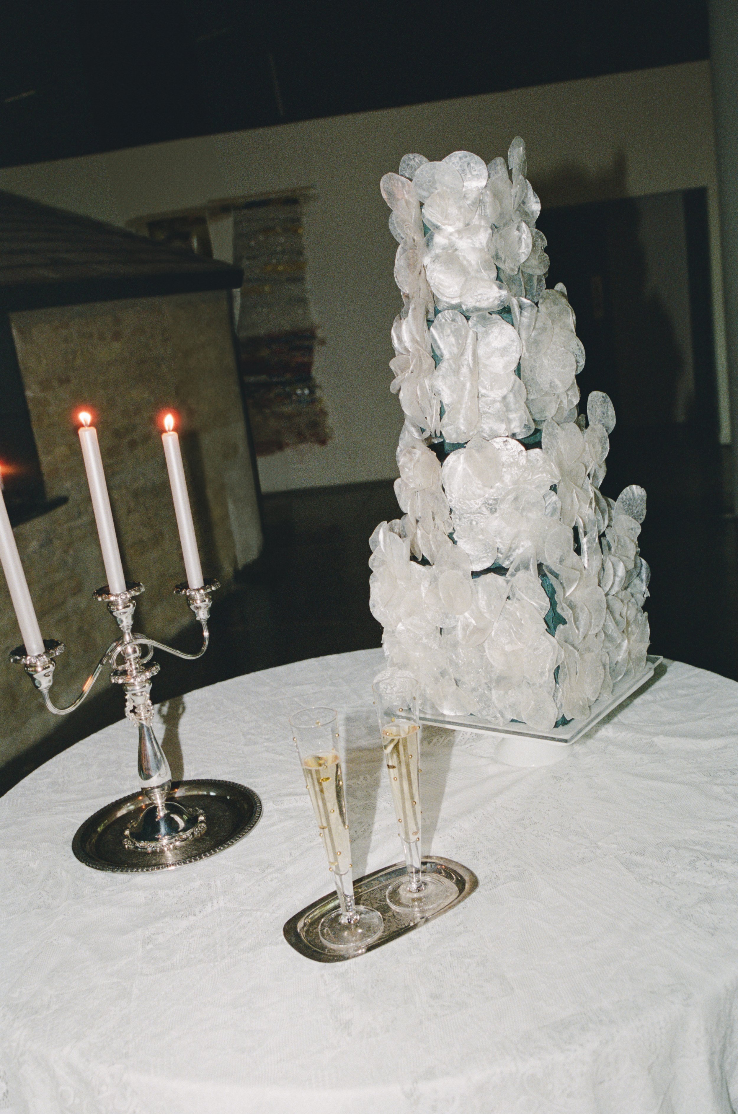 Loren Hotel wedding reception florals by Remi and Gold, Austin Texas — documentary photography by Lauren Nicole Photo