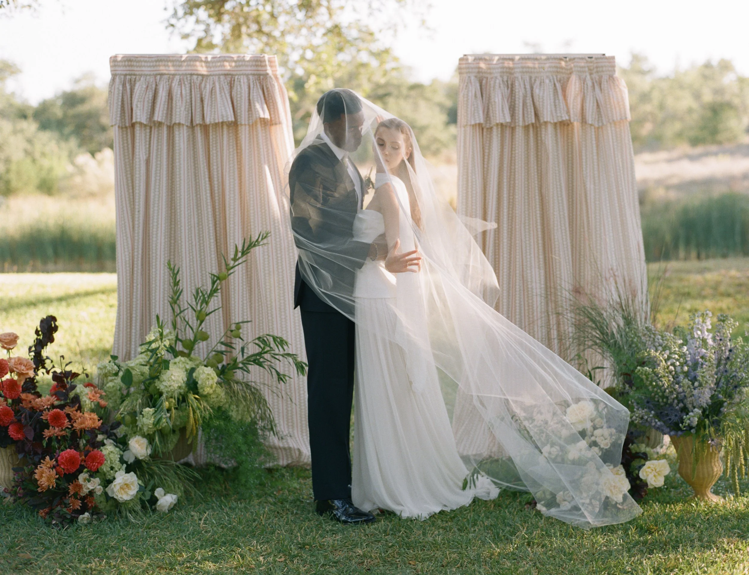 Addison-Grove-Austin-Texas-LBV-Design-House-Autumn-Cottage-Romantic-Elevated-Organic-Editorial-Wedding-Photographer-Luxury-High-End-Film-Analog-Intimate-Documentary-Fashion-Forward-22.jpg