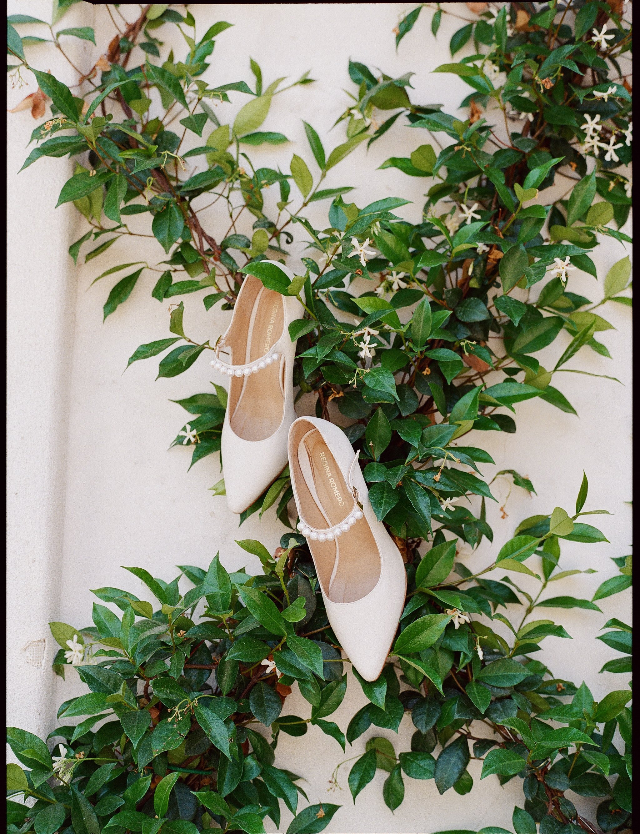 Jeune-perche-wedding-photographer-san-diego-fallbrook-california-documentary-luxury-editorial-elevated-fashion-whimsical-timeless-candid-film-analog-high-end-effortless-wedding-photos-014.jpg