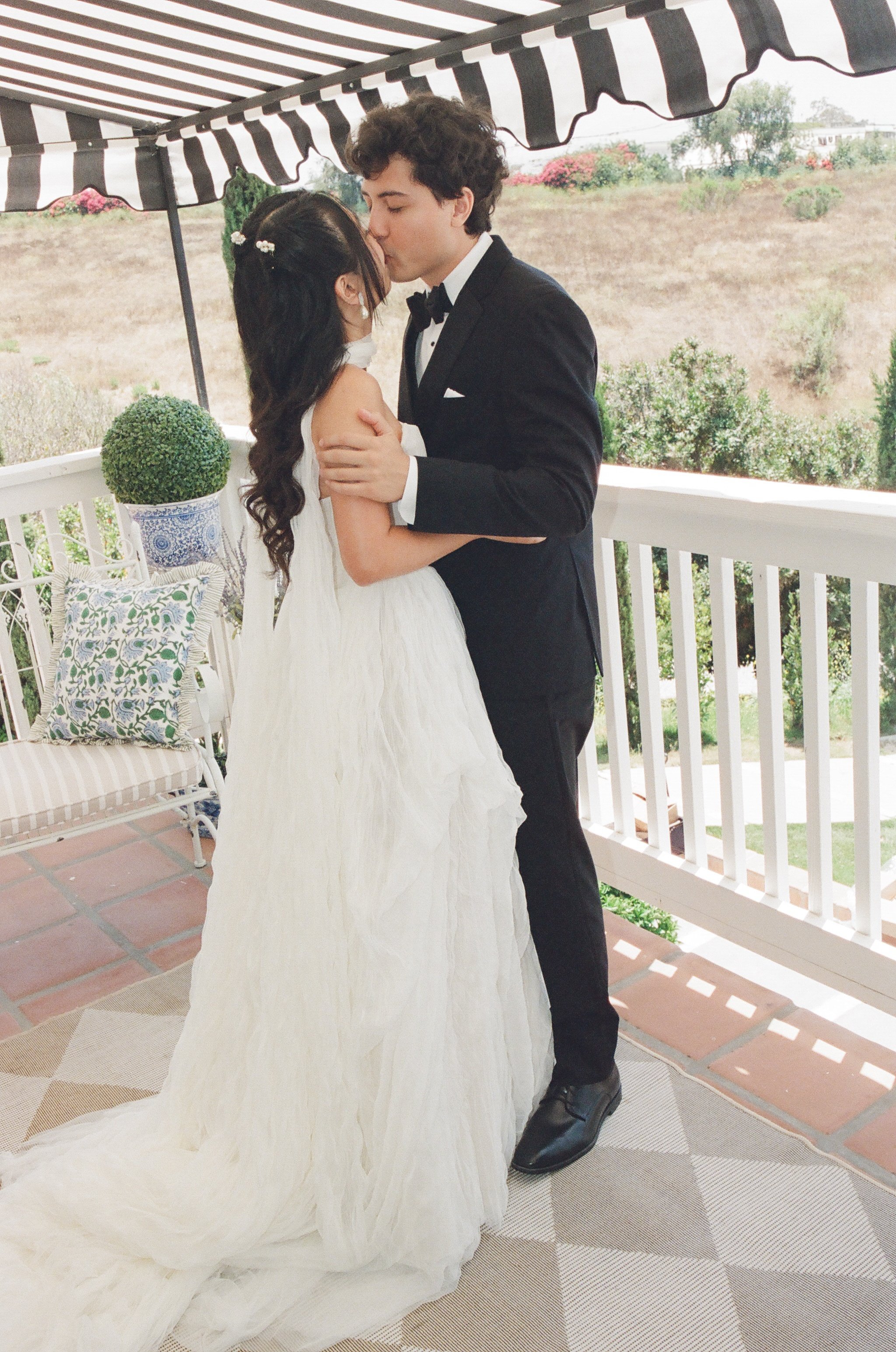 Jeune-perche-wedding-photographer-san-diego-fallbrook-california-documentary-luxury-editorial-elevated-fashion-whimsical-timeless-candid-film-analog-high-end-effortless-wedding-photos-042.jpg