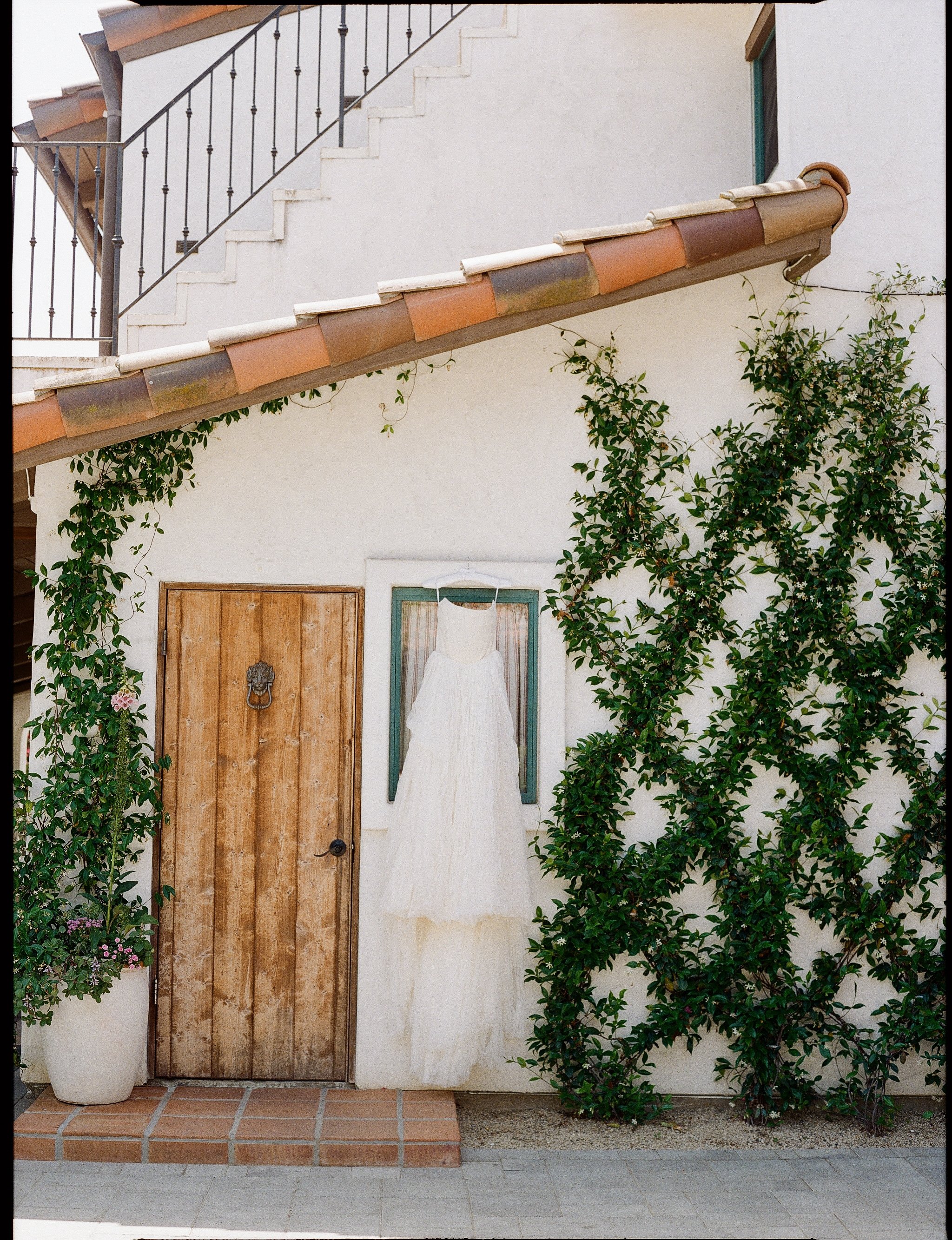 Jeune-perche-wedding-photographer-san-diego-fallbrook-california-documentary-luxury-editorial-elevated-fashion-whimsical-timeless-candid-film-analog-high-end-effortless-wedding-photos-012.jpg