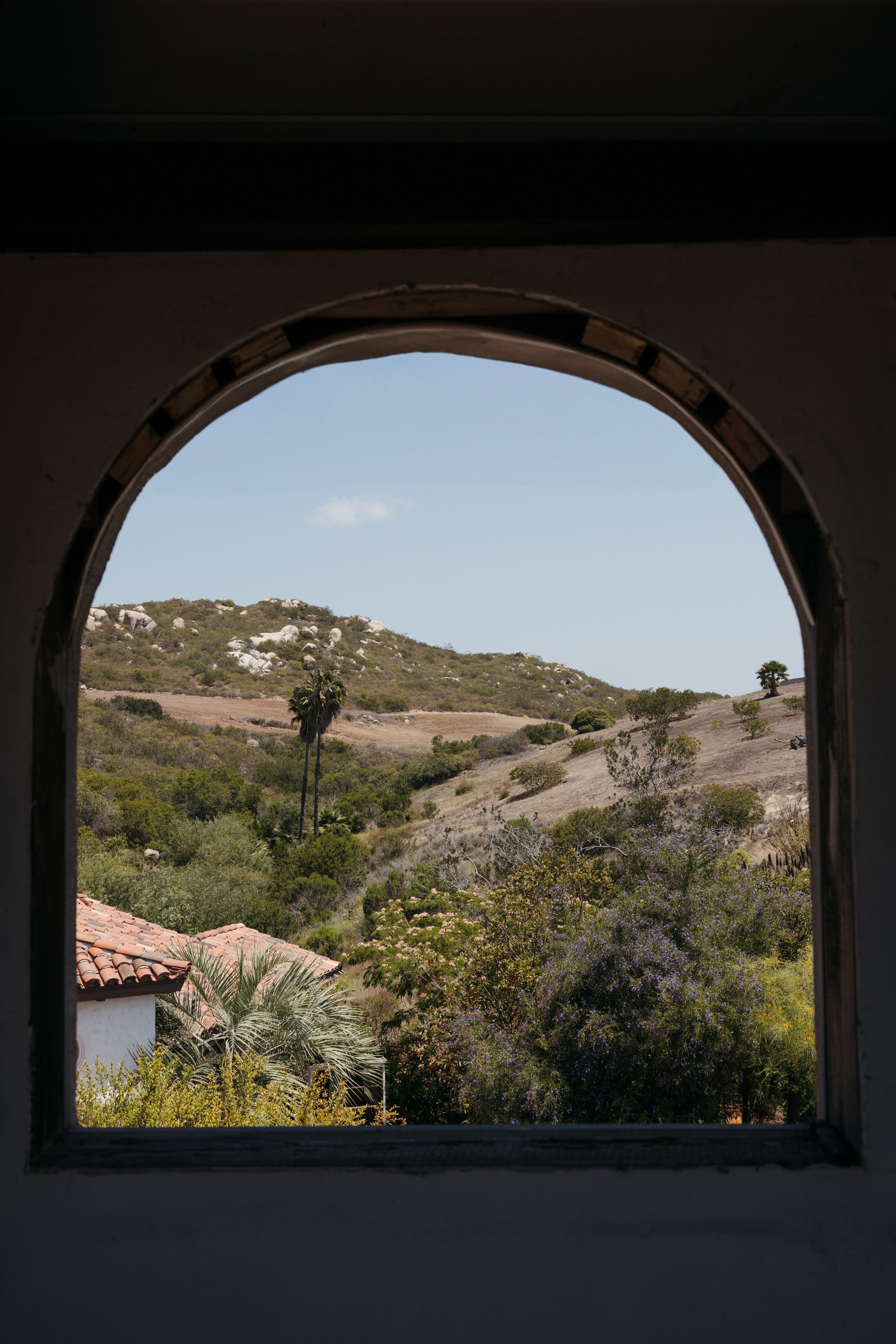 Jeune-perche-wedding-photographer-san-diego-fallbrook-california-documentary-luxury-editorial-elevated-fashion-whimsical-timeless-candid-film-analog-high-end-effortless-wedding-photos-008.jpg
