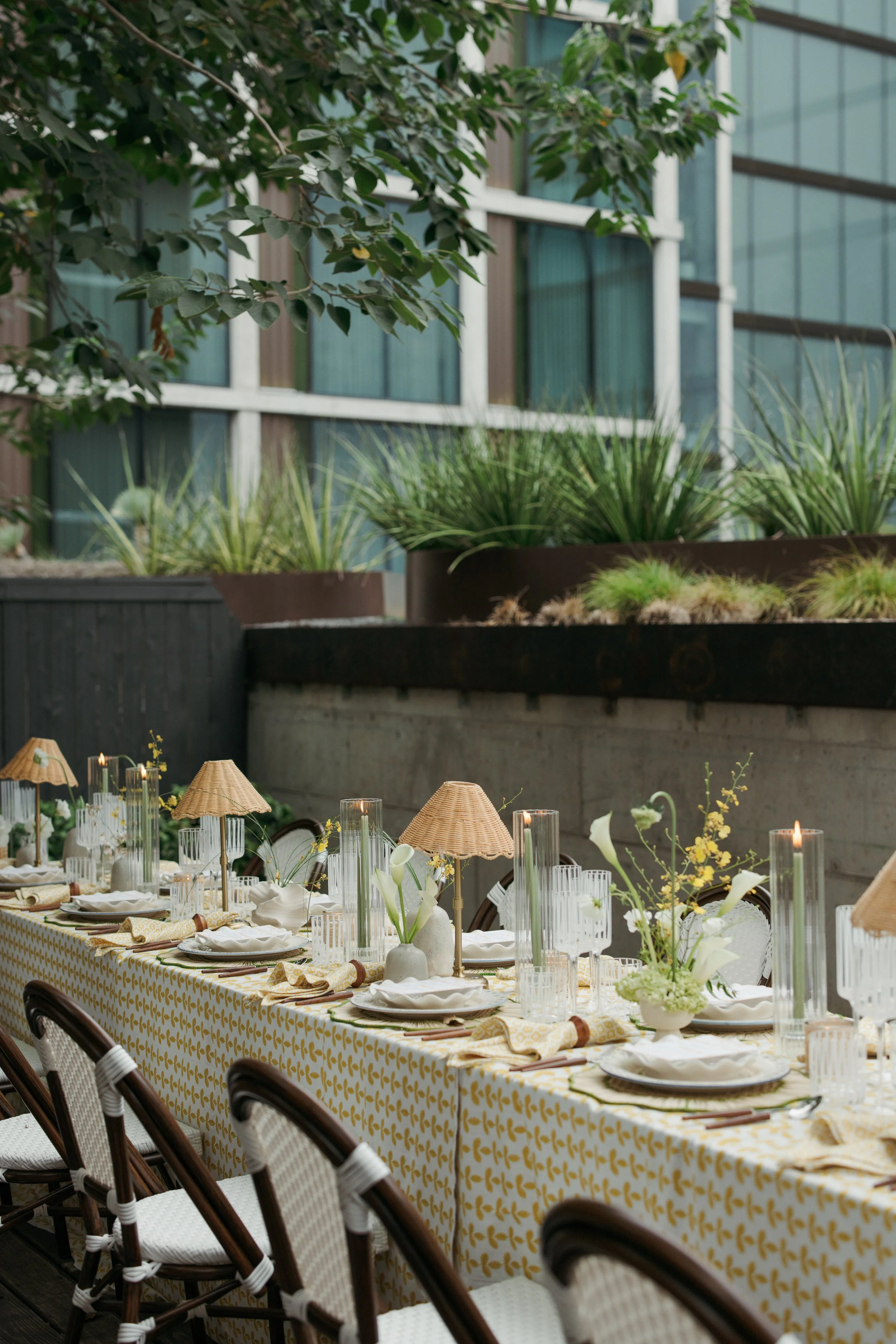 Loren Hotel wedding reception florals by Remi and Gold, Austin Texas — documentary photography by Lauren Nicole Photo