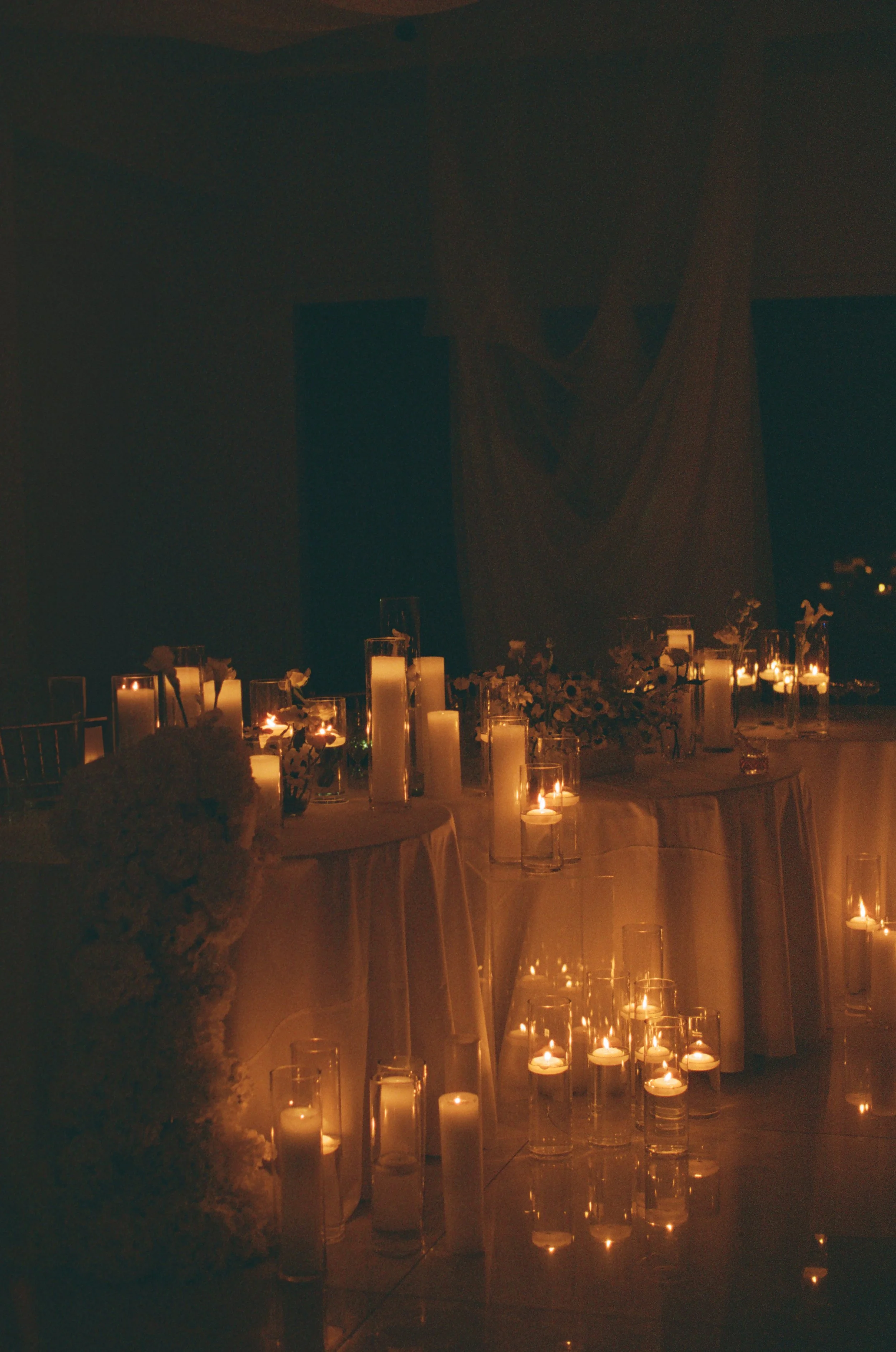 Videre-Estate-Austin-Texas-Wedding-Photographer-Dana-Harel-Design-Kentucky-Derby-Black-White-Attire-Christian-Louboutin-Minimal-Florals-Drapery-Romantic-Classy-Luxury-Editorial-Film-Candid-Documentary-091.jpg