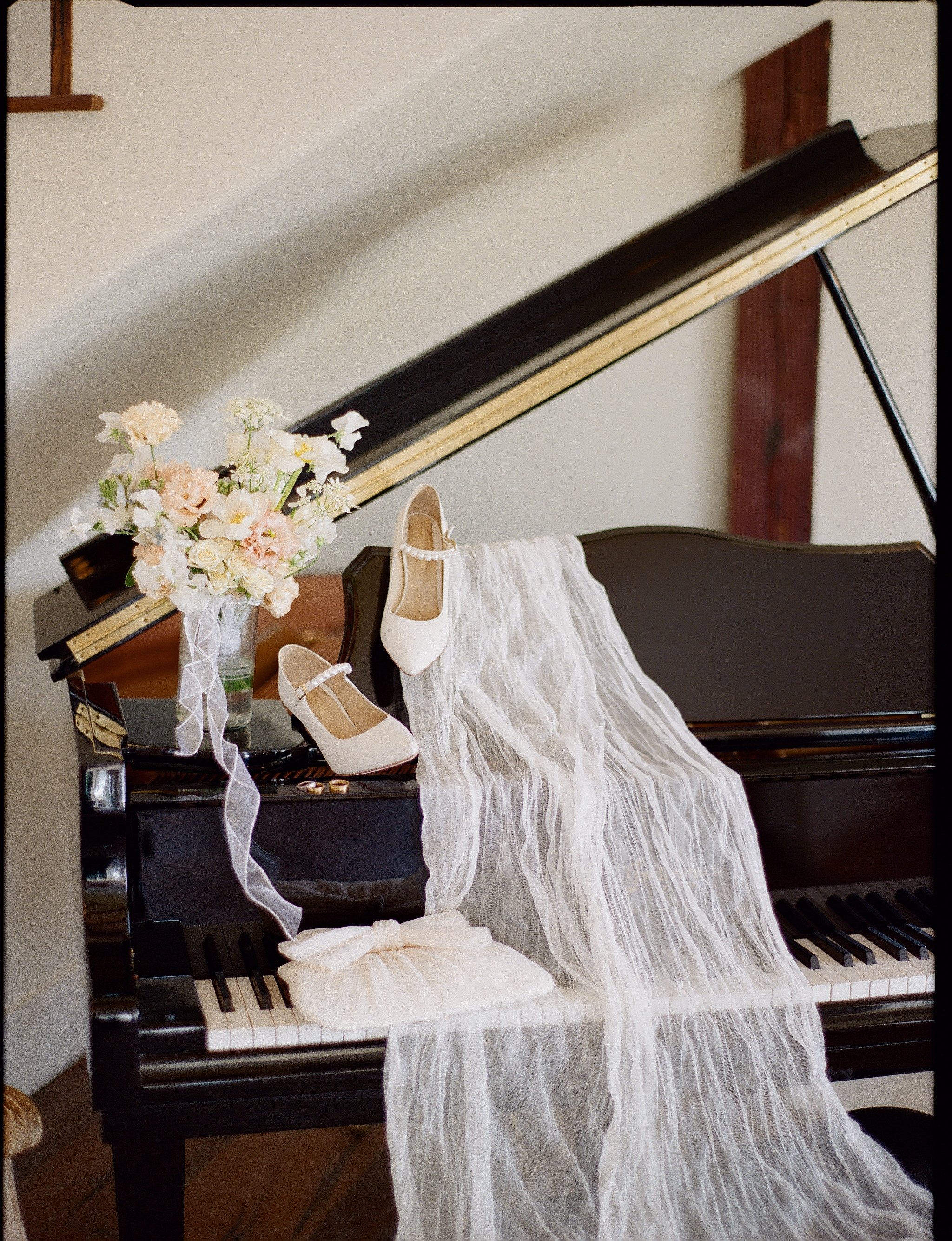 Jeune-perche-wedding-photographer-san-diego-fallbrook-california-documentary-luxury-editorial-elevated-fashion-whimsical-timeless-candid-film-analog-high-end-effortless-wedding-photos-018.jpg