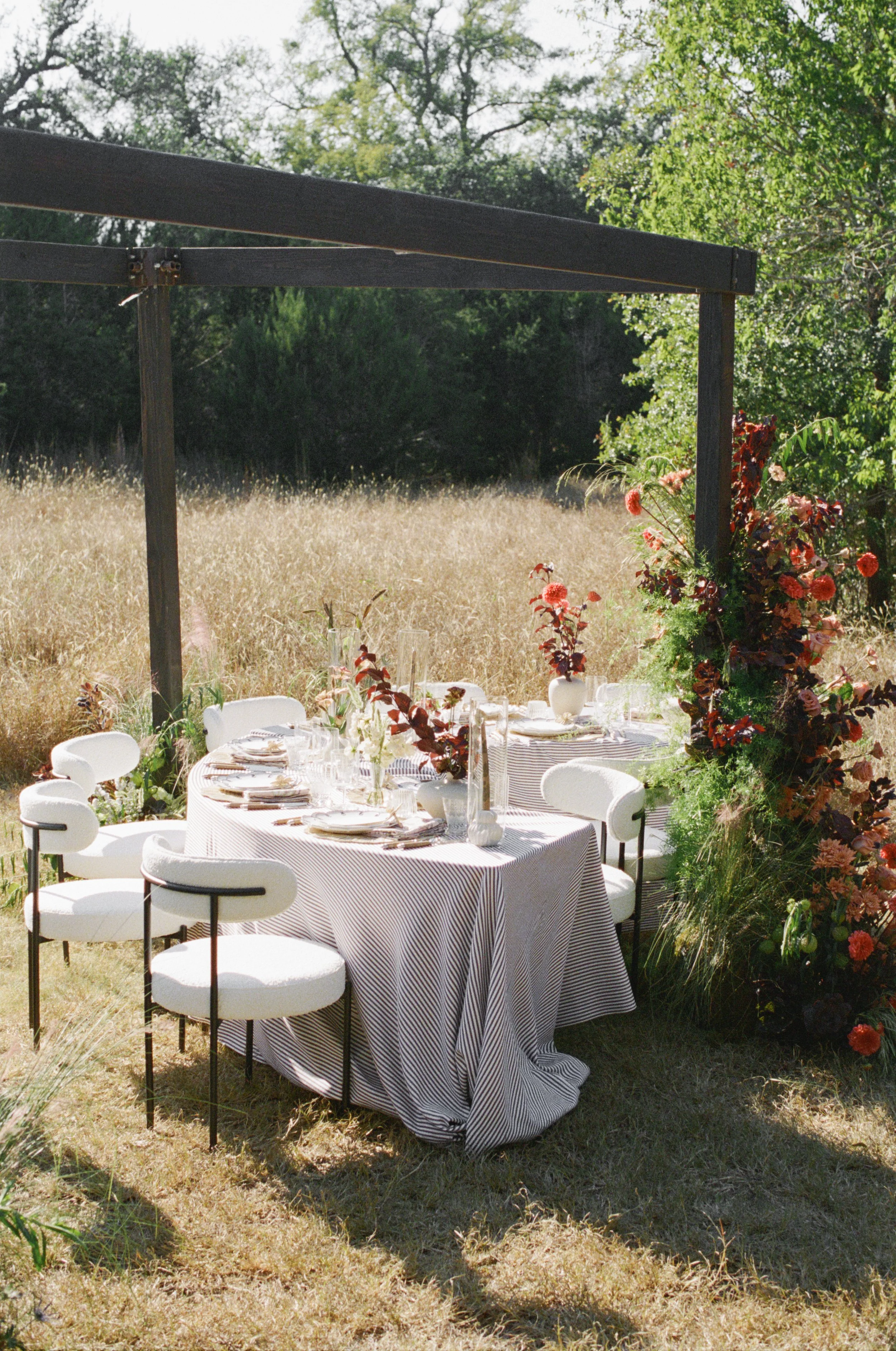 Addison-Grove-Austin-Texas-LBV-Design-House-Autumn-Cottage-Romantic-Elevated-Organic-Editorial-Wedding-Photographer-Luxury-High-End-Film-Analog-Intimate-Documentary-Fashion-Forward-45.jpg