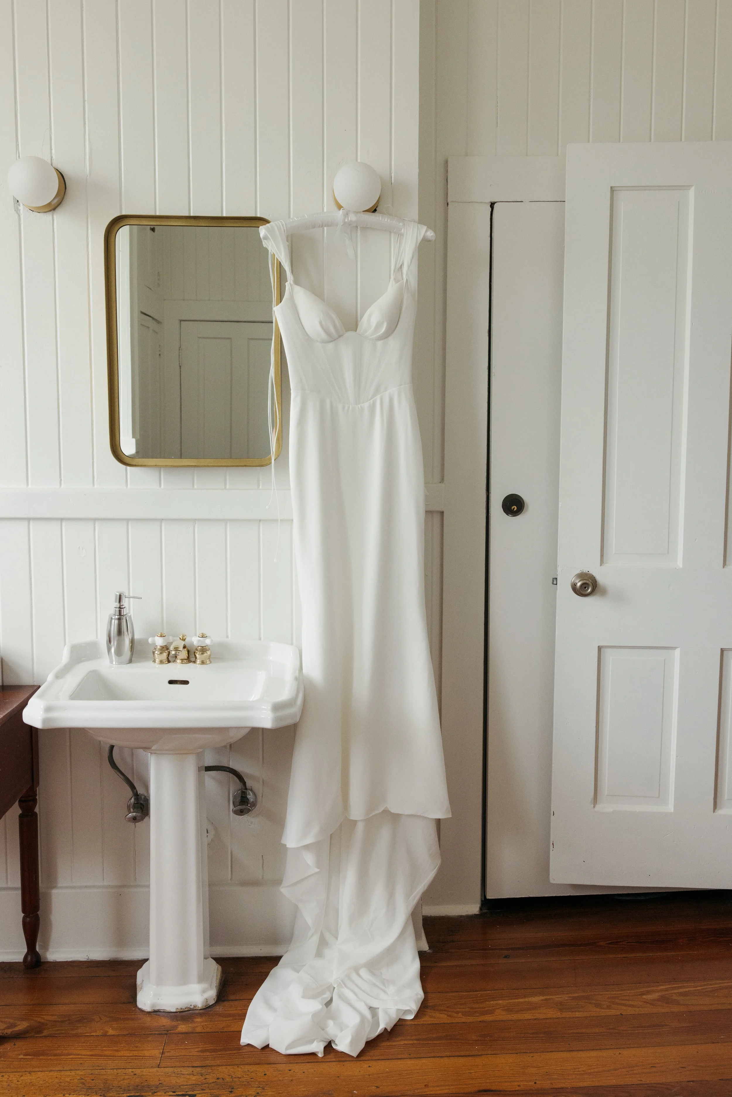The-Allan-House-Wedding-Photographer-Luxury-High-End-Documentary-Candid-Film-Elegant-Timeless-Editorial-Asian-Vietnamese-Modern-Wedding-Pride-Prejudice-Austin-Texas-04.jpg