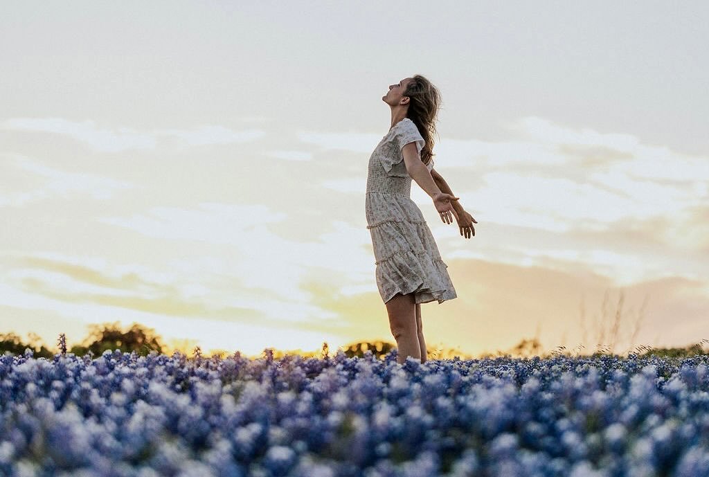 Freedom was the theme of our 📸 shoot 💙

@thesoulsourceress 
#austinbrandingphotographer #brandingphotographer #texasphotographer #bluebonnets #muleshoebend