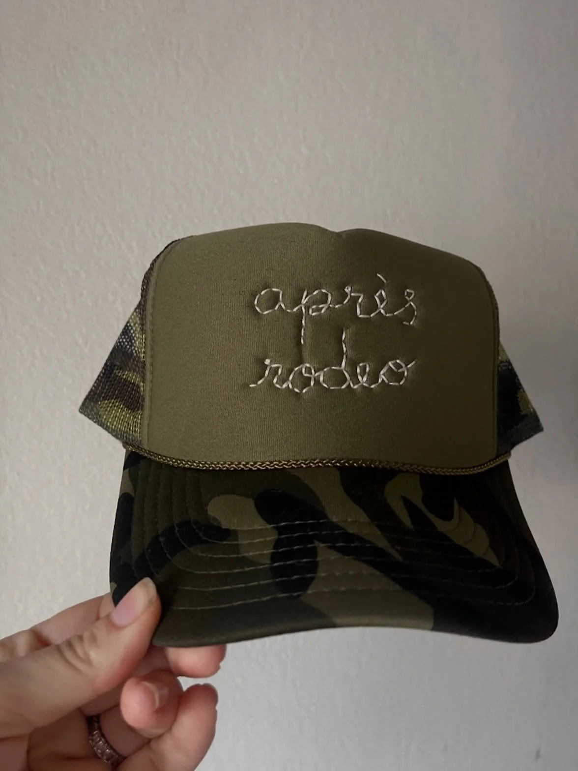 Apr&eacute;s rodeo ya&rsquo;ll 🍺🐂🌾

#stitch #stitched #stitchbygkw #stitchedwithlove #handmade #handembroidered #cusotm #customized #handstitched #embroidery #embroider #embroidered #customembroidered #ontheroad #adventure #summerroadtrip #giftide