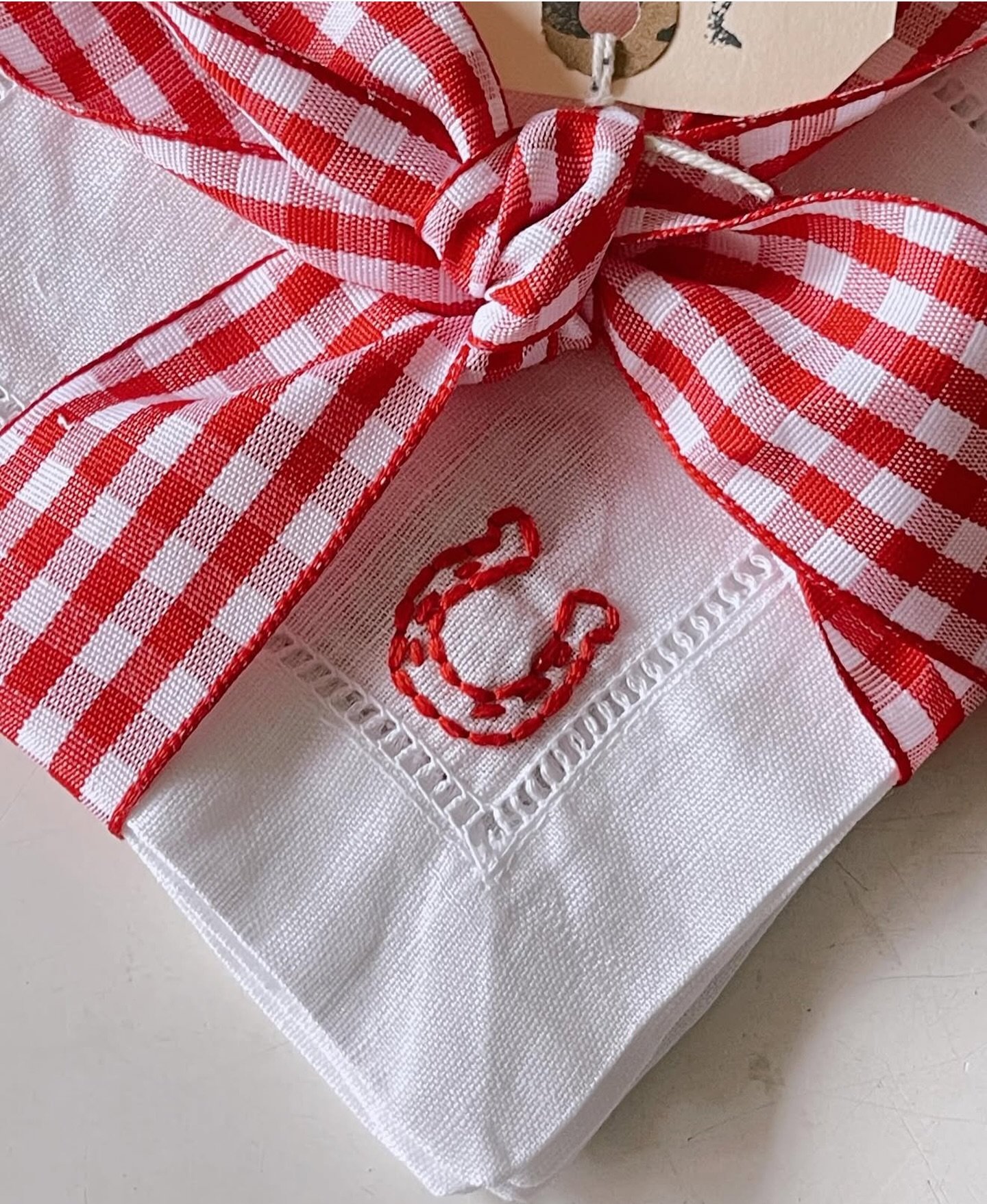 lucky in love 🧲

#handembroidered #embroidery #stitchedwithlove #handstitched #stitchbygkw