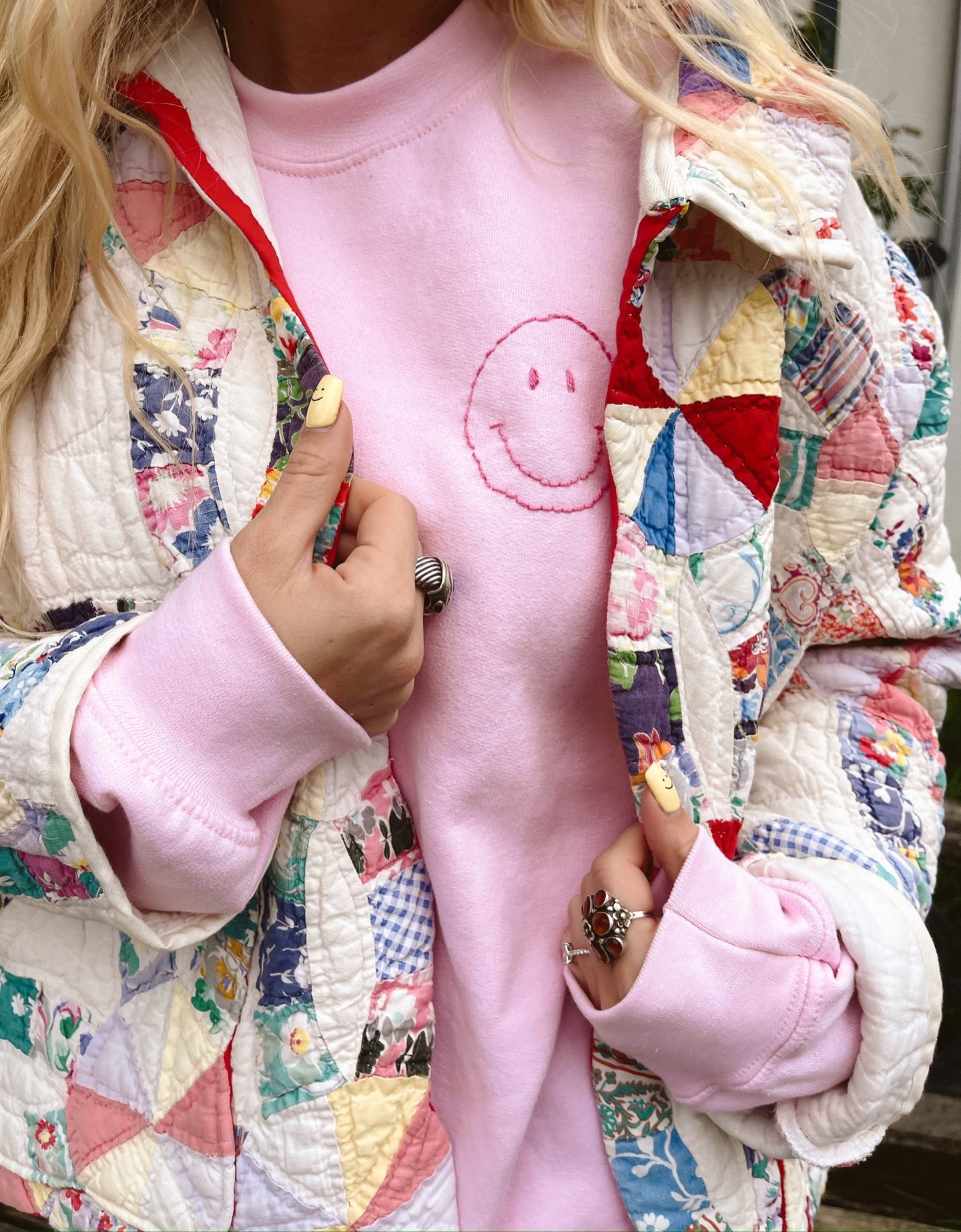 cozy n&rsquo; smiley 😊

#handstitched #handembroidered #stitchbygkw #customstitched #stitchedwithlove