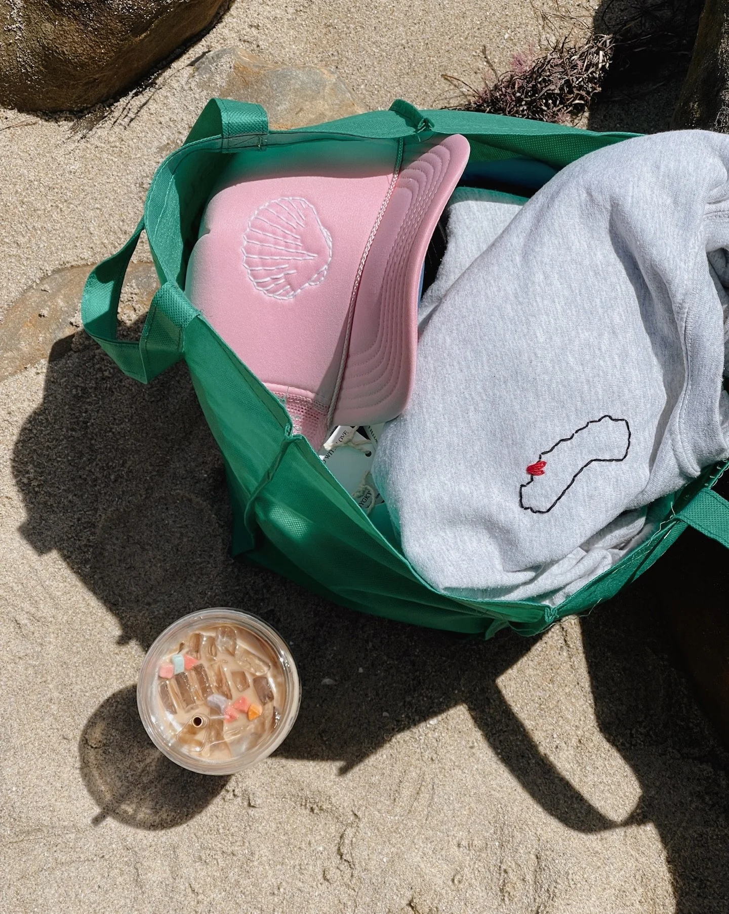 Cali girl on-the-go ☀️🌴🌊🐬

#stitchbygkw #handstitched #stitchedwithlove #customstitching #handembroidered