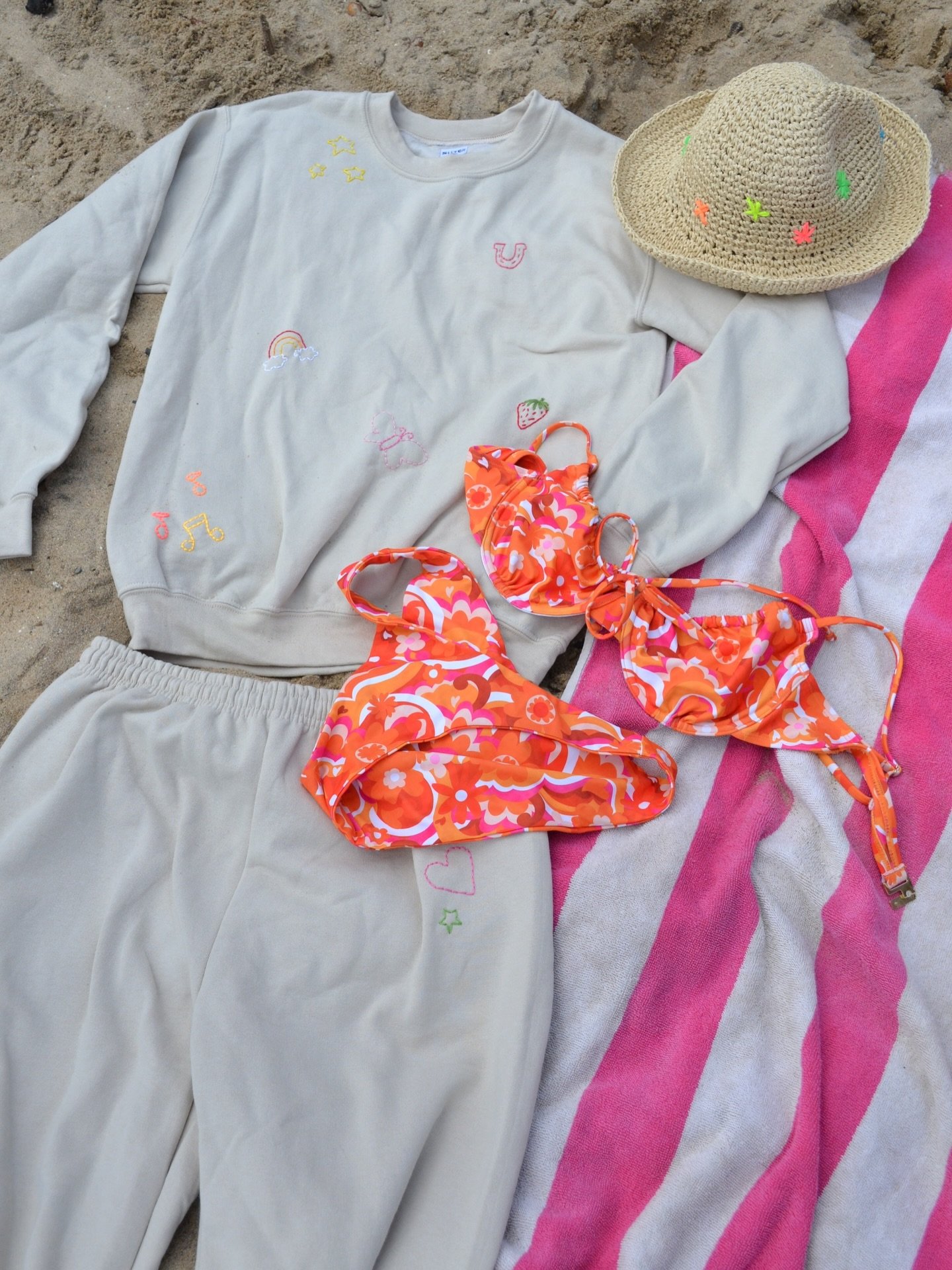 ready for days on repeat that look like this 🐬

#handstitched #handembroidered #customstitching #stitchedwithlove #stitchbygkw