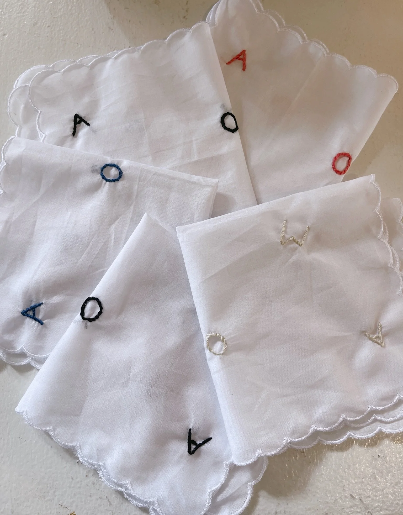 amour 💋 the sweetest, hand-stitched handkerchief to show them you love them

#handembroidered #handstitched #stitchbygkw #customstitched #stitchbygkw