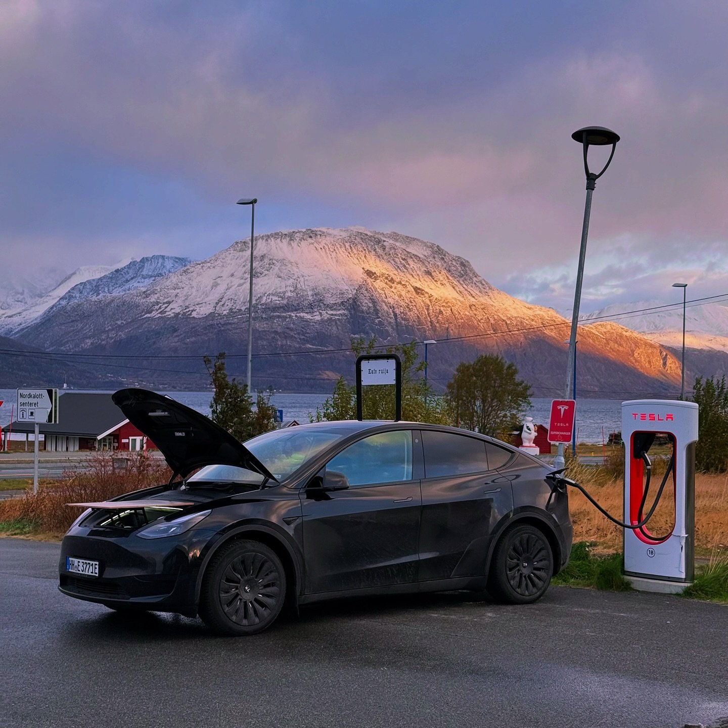 📍Tesla Supercharger Skibotn, Norway 
🔍Tesla Model Y + Frunkly LT
#frunkly #tesla #teslamodely #teslalife #roadtrip #norway #teslaowner #teslasupercharger