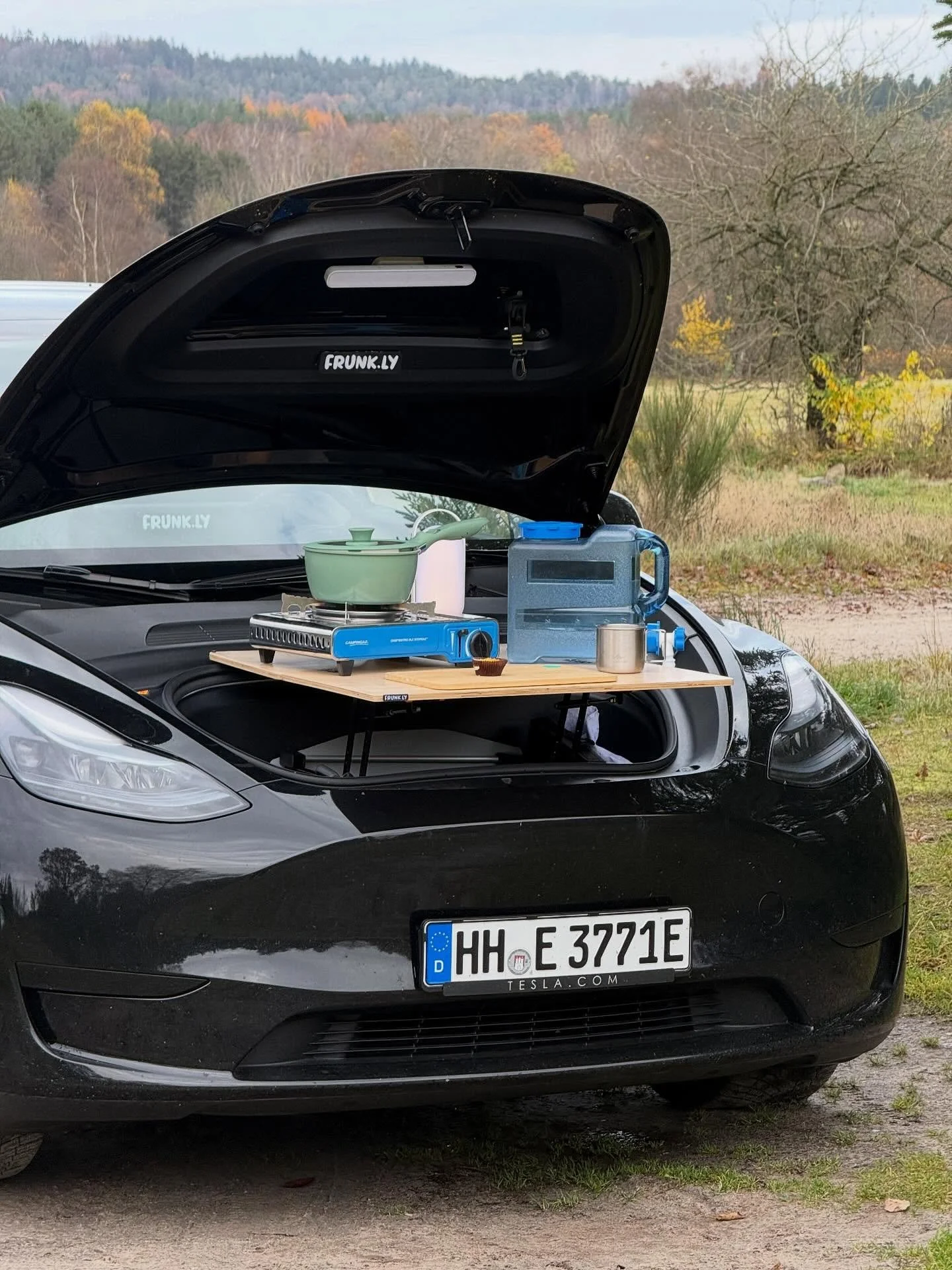 Out here in Denmark, the Frunkly LTX has been part of every stop as a sturdy table that sets up in seconds and fits the Tesla Model 3 and Y. A simple and reliable way to make use of the frunk on any trip.

#FrunklyLTX #TeslaLife #TeslaModel3 #TeslaMo