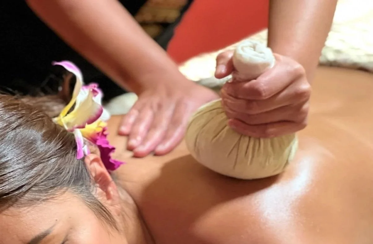 Una persona recibe un masaje en la espalda en un entorno de spa o masaje terapéutico.