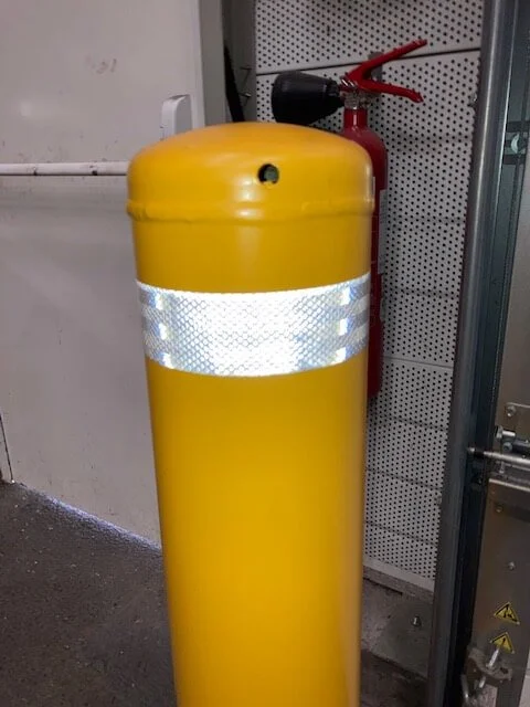 poteau de protection avec bande réfléchissante autocollante blanche