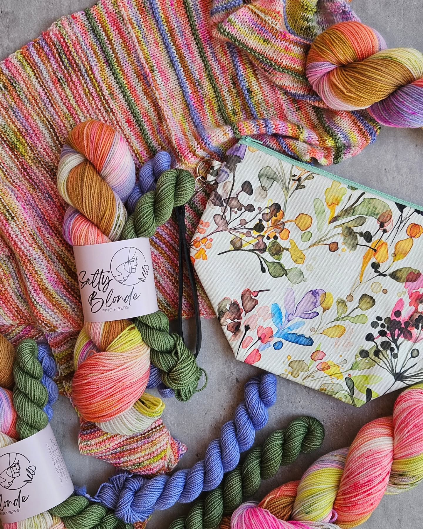 I finally finished up a sample with the Efflorescence Set! This is the #saltystripesshawl by @megrokeknits. It's the cutest pattern and is easy to memorize so you can use it as your TV knitting or traveling project. I love how it turned out!

I still