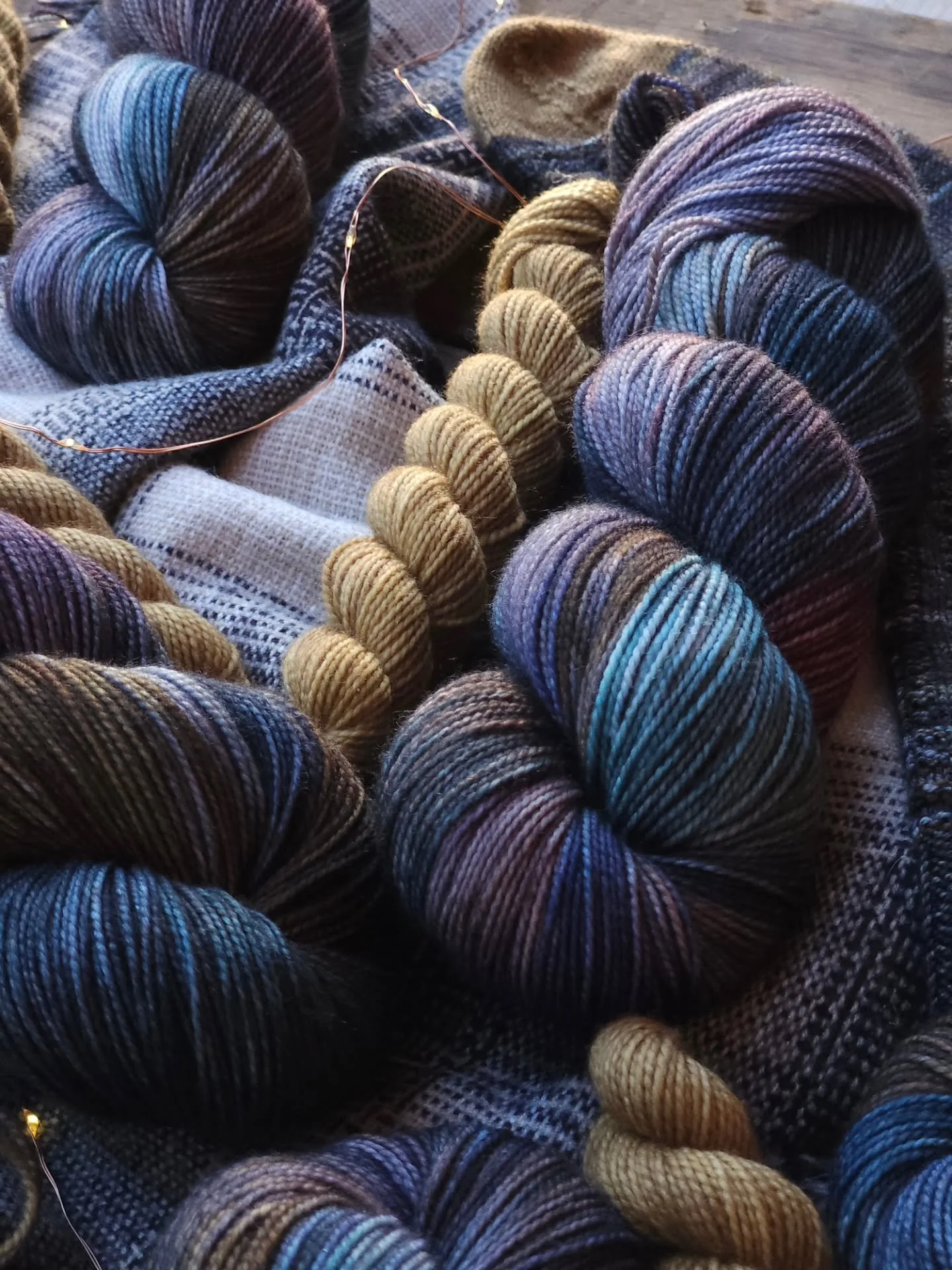 ❄️ ⭐️ SNOW FALLING LIKE STARS ⭐️ ❄️

I had the honor of creating a sock set for @shoplamercerie's #winterwishessockswap!

I knew I wanted to do something wintery and moody and I'm so happy with this colorway. And I hope you like it too!

When I was c