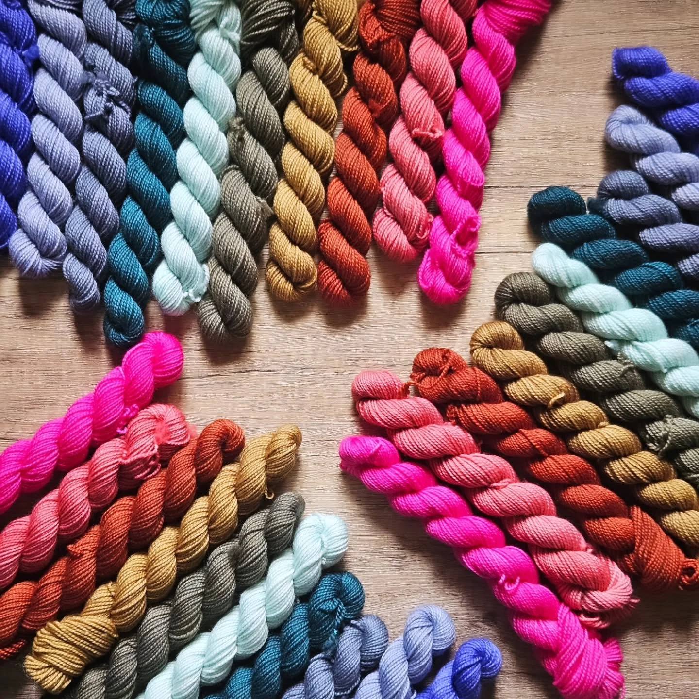 How bright and fun and amazing are these #estespark themed mini packs?!

You know me, I love doing custom colorways and fades and all the fun things for special events and I'm so in love with how this palette turned out!

I wanted to curate something