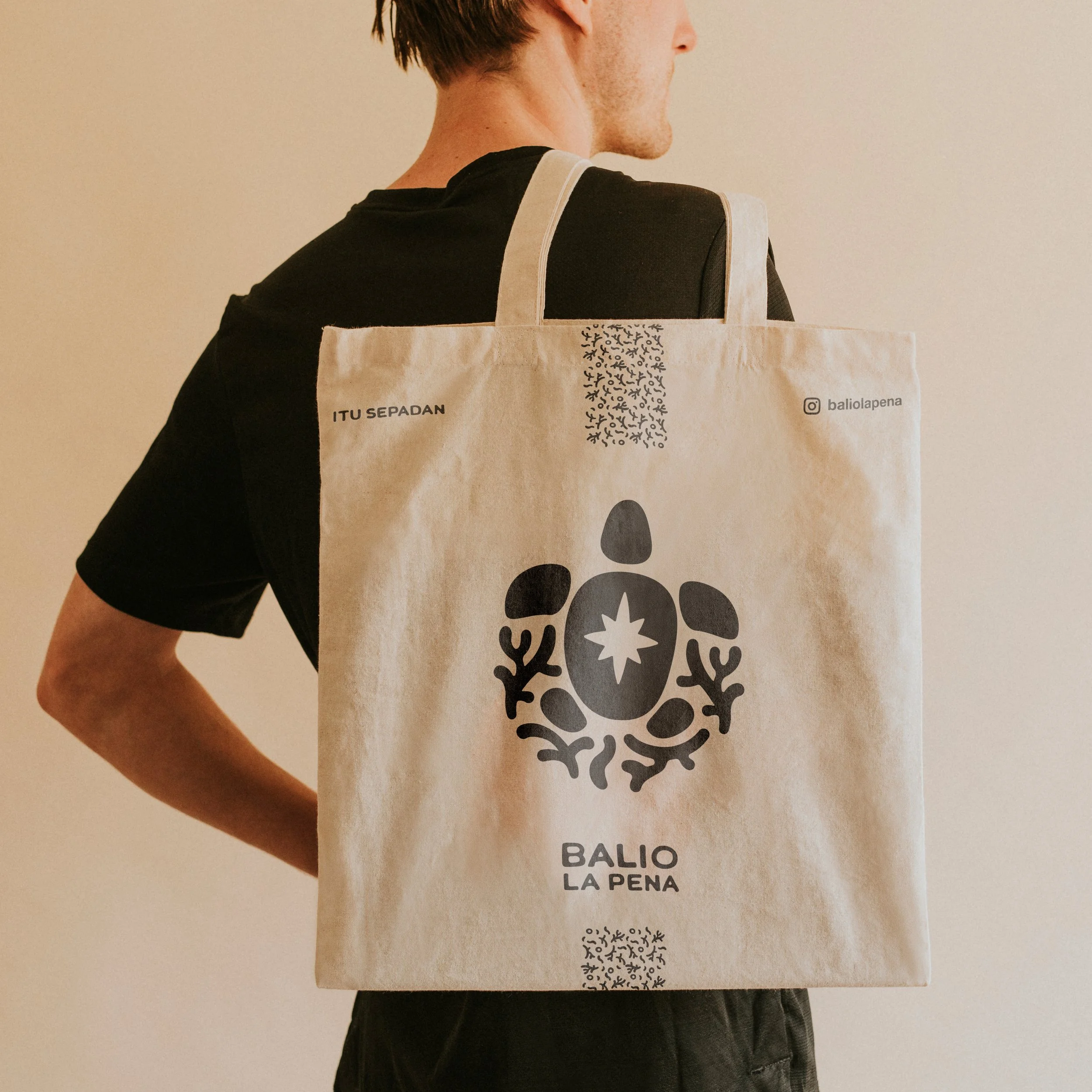 Tote Bag Prop 2_Balio la Pena.jpg