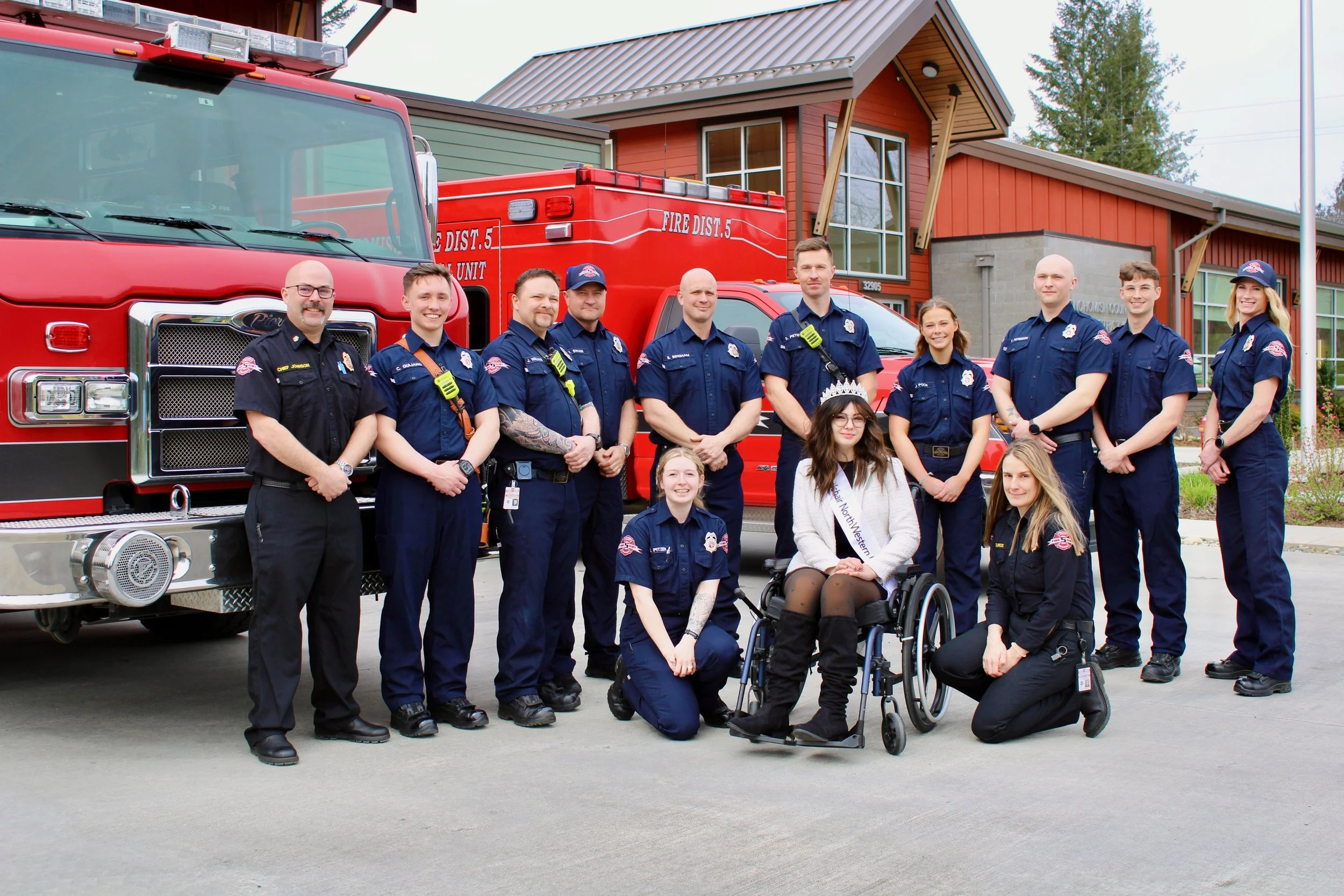 Giusiana Prosser poses with the snohomish county fire district 5 crew of firefighters, medics, EMTS and chiefs