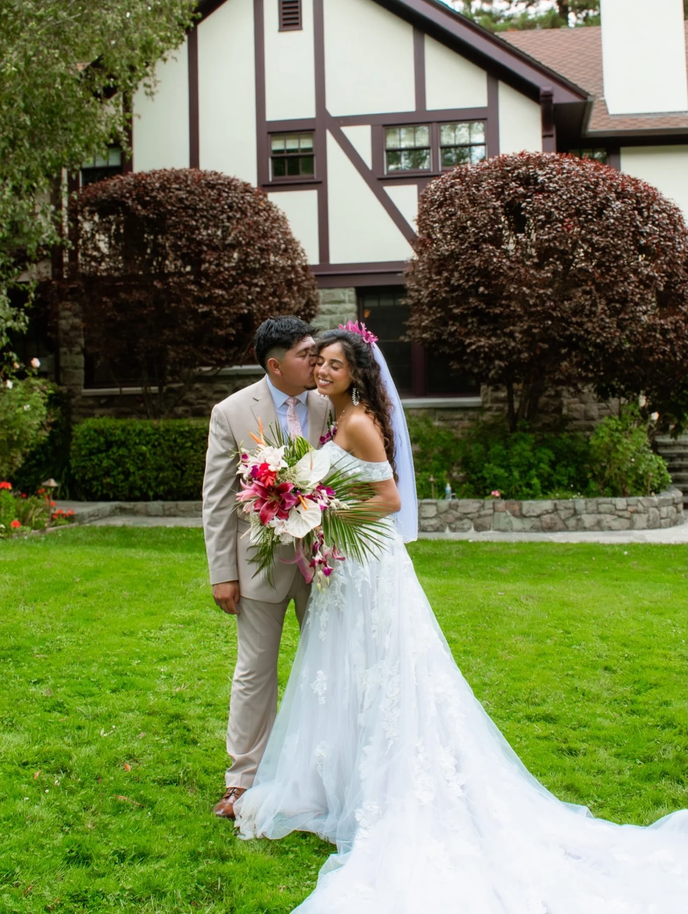 Love in full bloom 🤍🌸

Congratulations to Andrea &amp; Dany! Wishing you both a lifetime of love and happiness! 🥂

Alterations: @thealterationssuite
Photographer: @zyrasoloriophotography

#affordableweddingdresses #sacramentobride #sacramentobrida