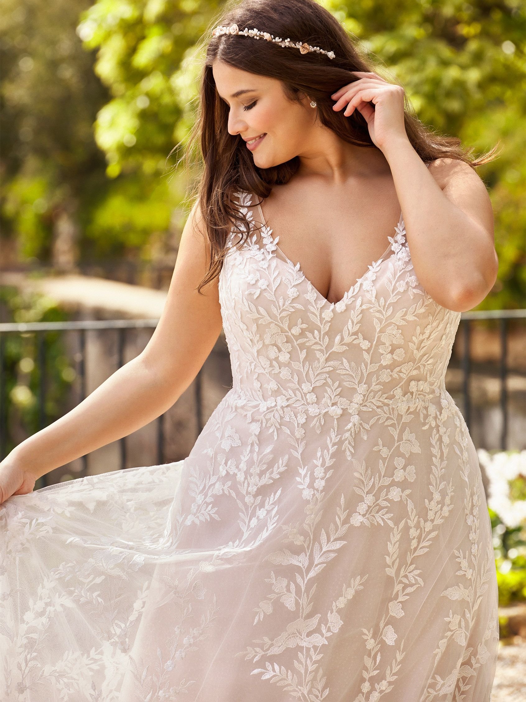 White One Gra A-line wedding dress with V-neckline and scoop back