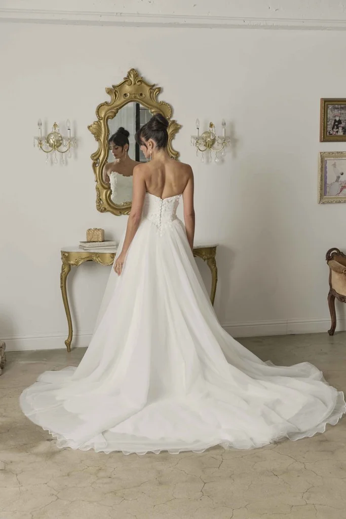Plus Size Basque Waist Princess Wedding Dress with 3D Flowers
